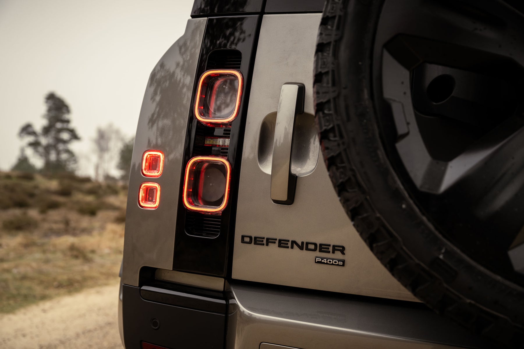 Defender 110 P400e - Silicon Silver