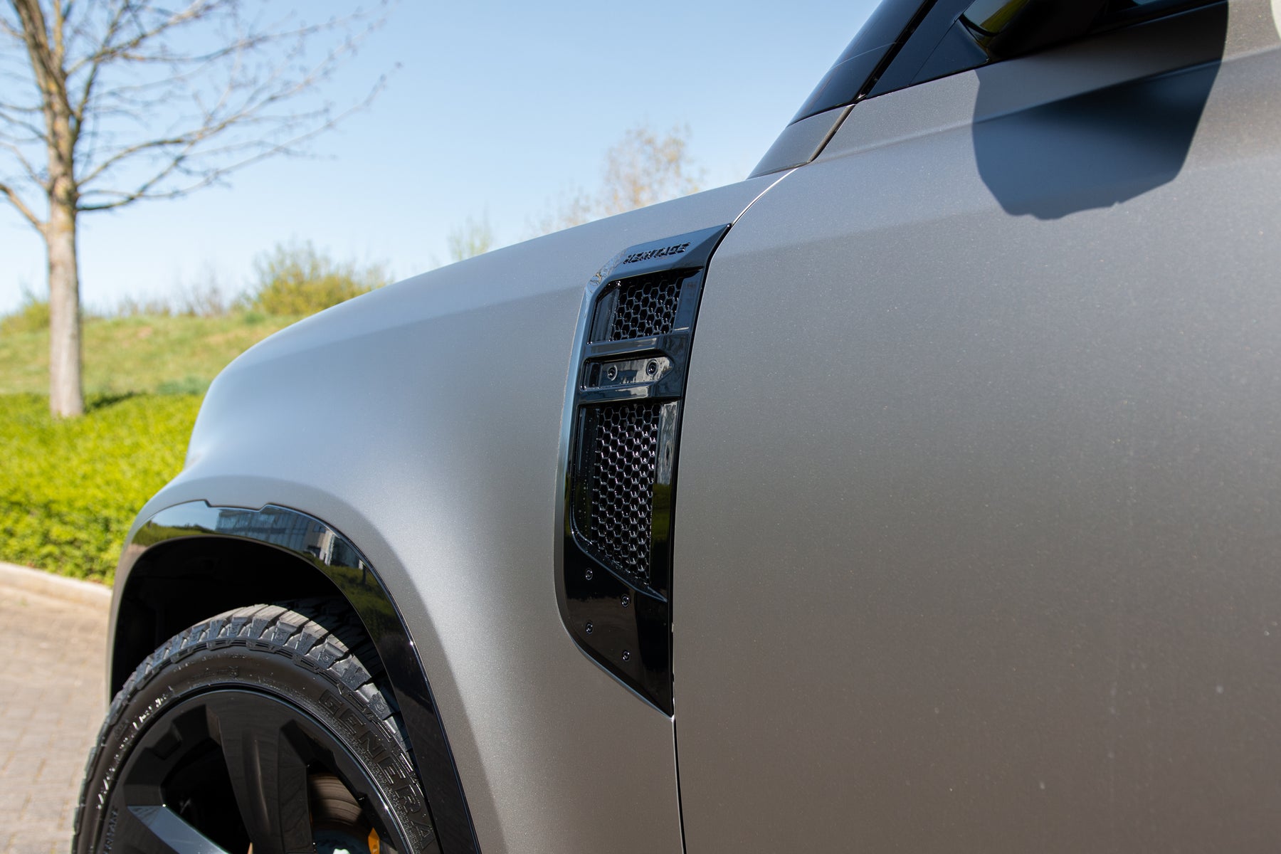 Defender 110 P300e - Silicon silver satin