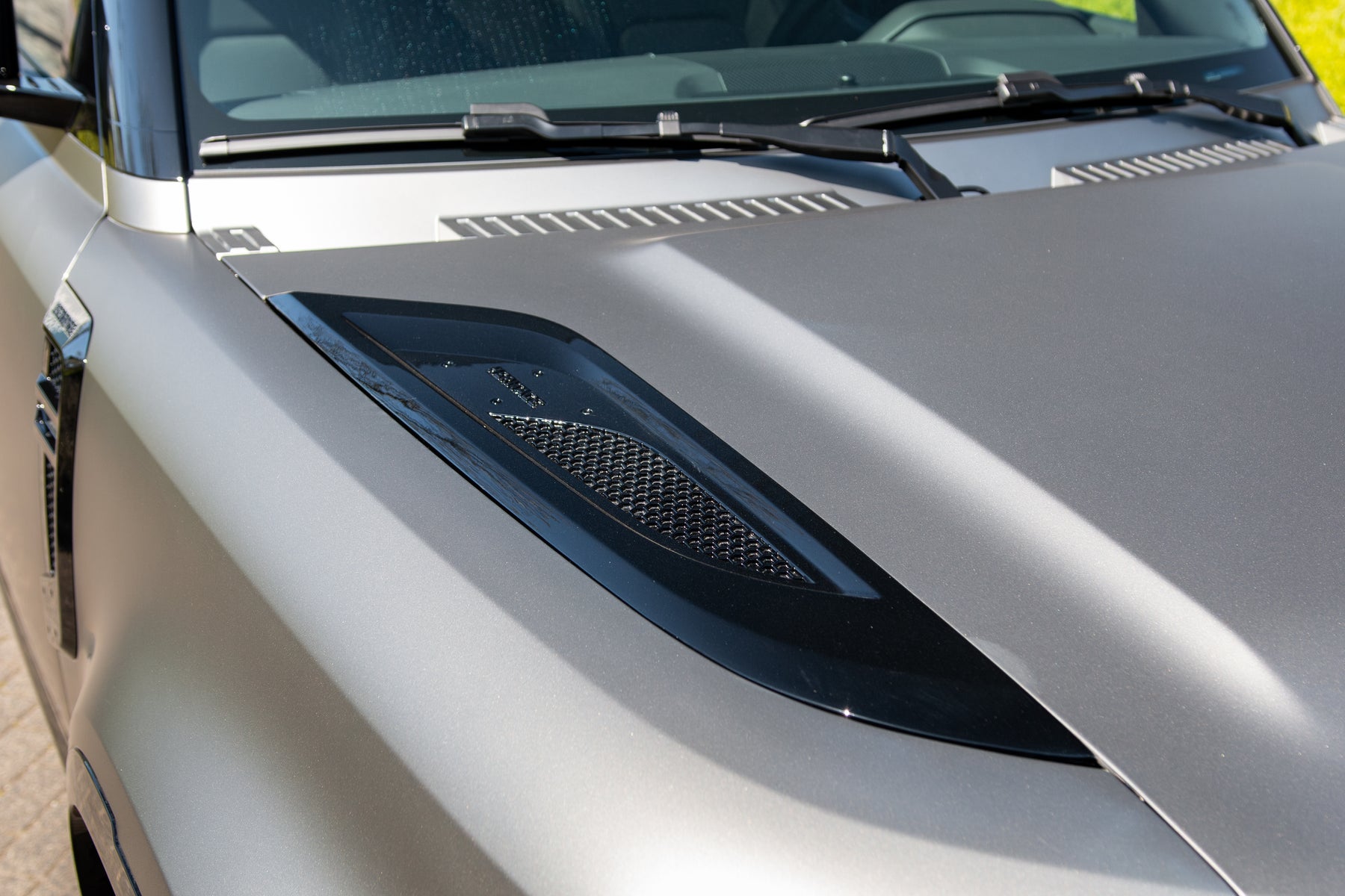 Defender 110 P300e - Silicon silver satin