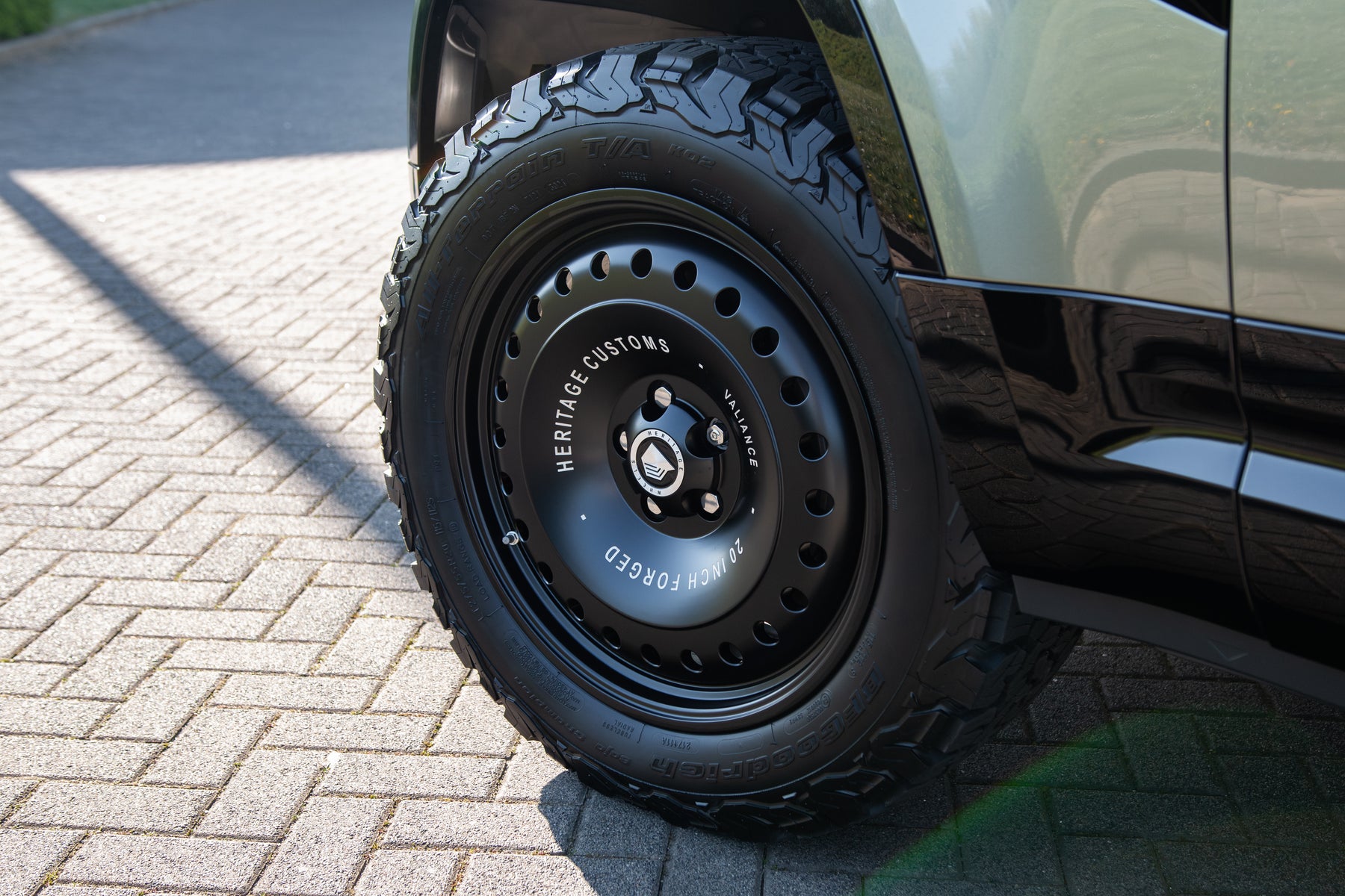 Defender 110 P300e - Pangea green - beige roof