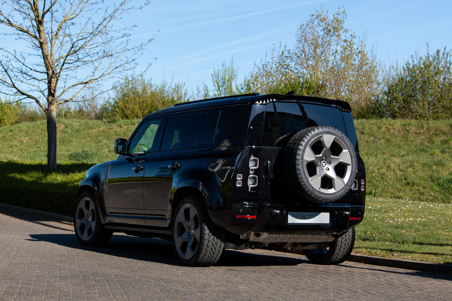 Defender 110 P300e - Santorini black gun metal