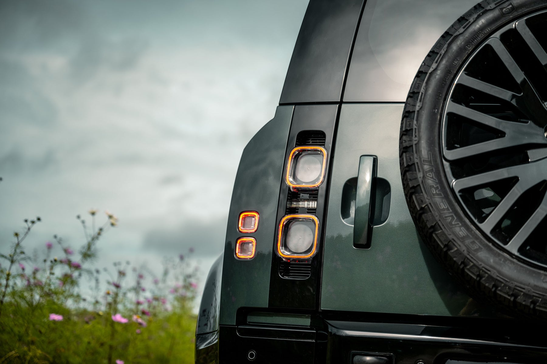 Defender 110 P400e - Belgravia green