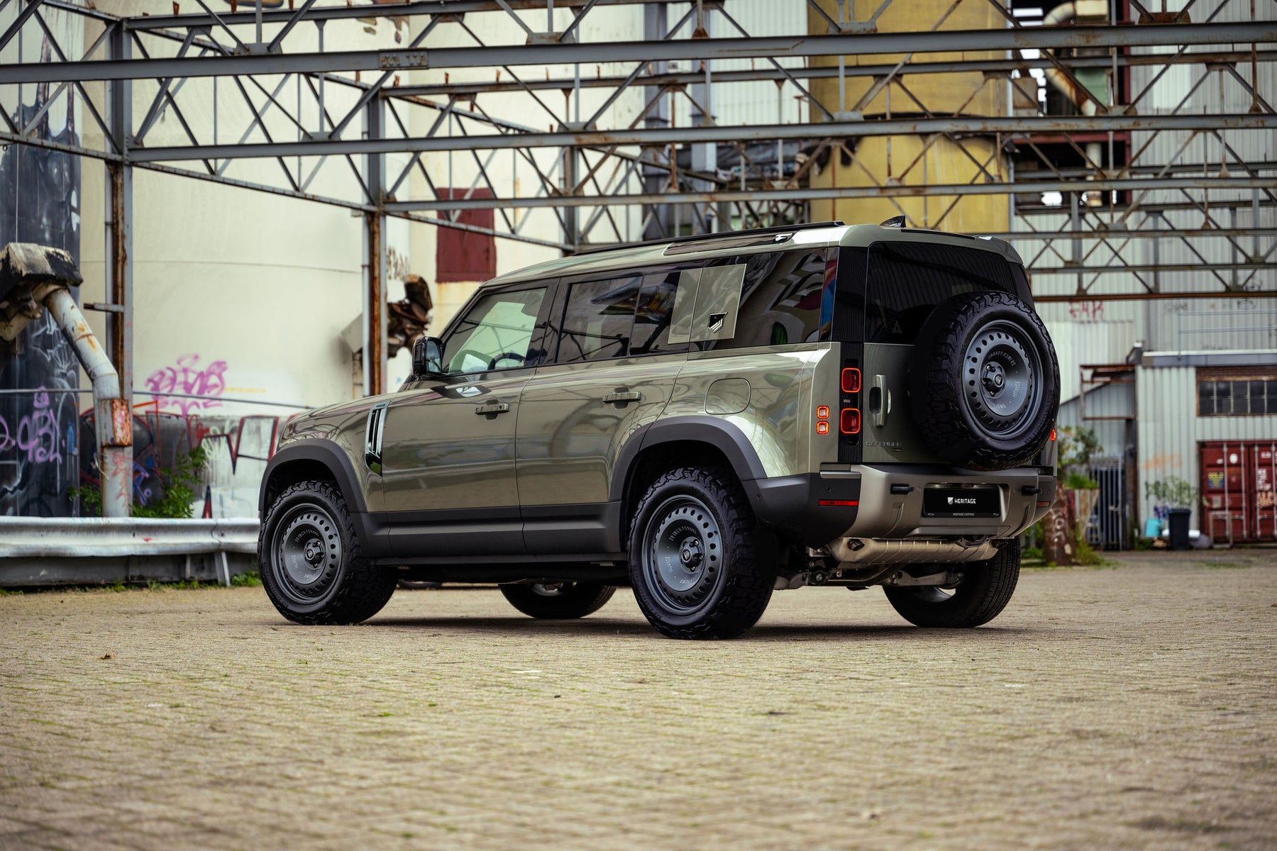 Defender 110 P400e - Pangea green with beige
