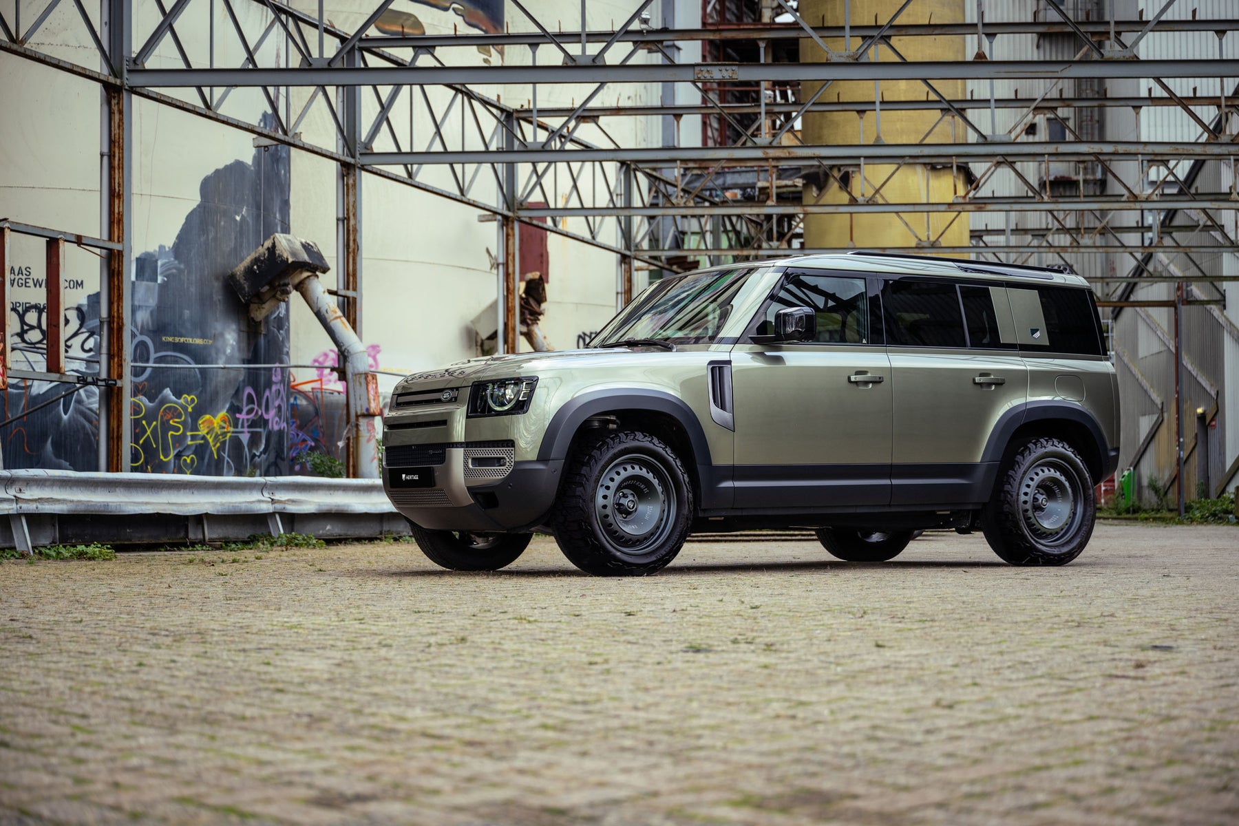 Defender 110 P400e - Pangea green with beige