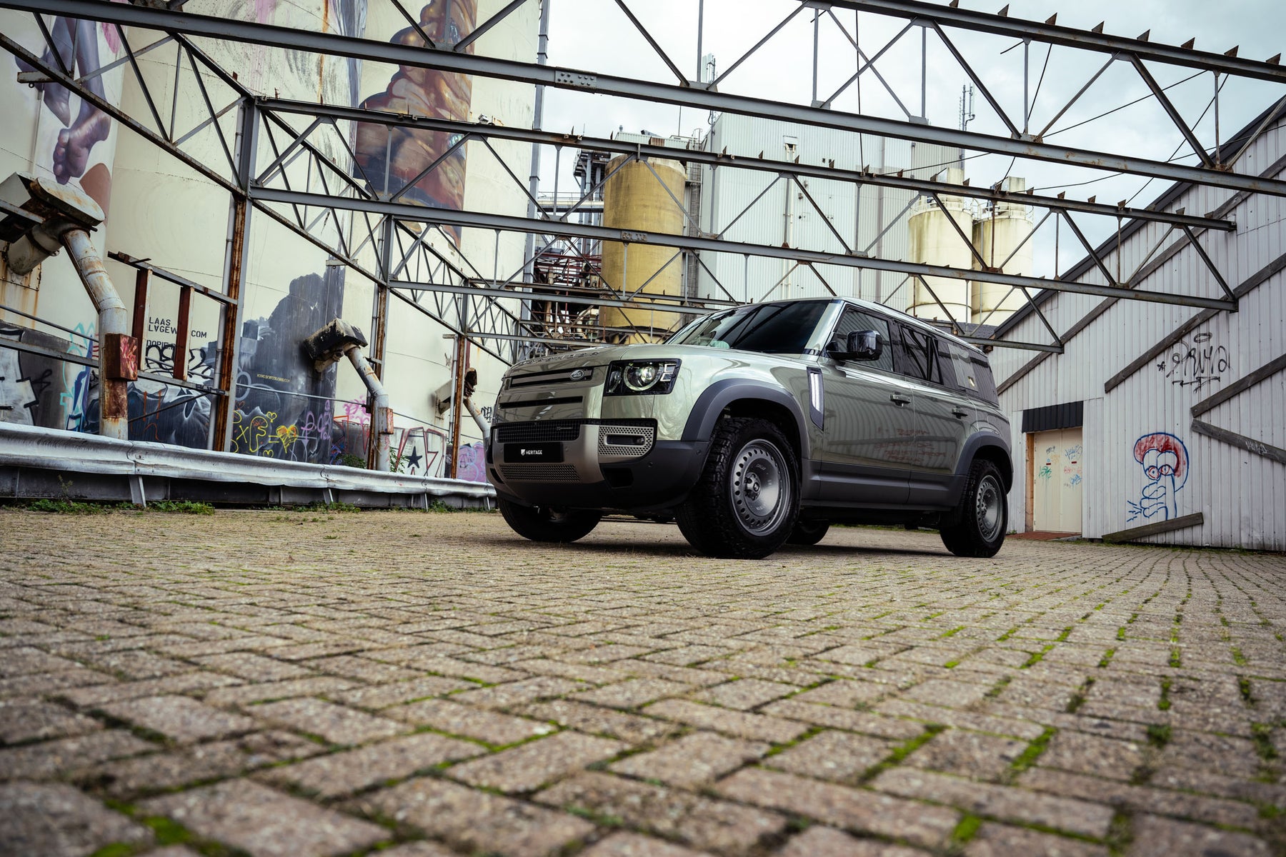 Defender 110 P400e - Pangea green with beige