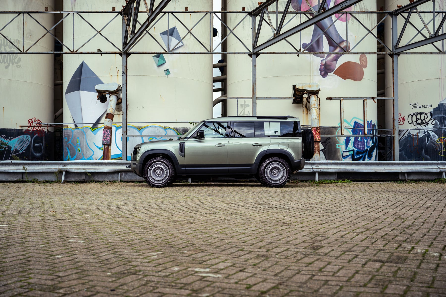 Defender 110 P400e - Pangea green with beige