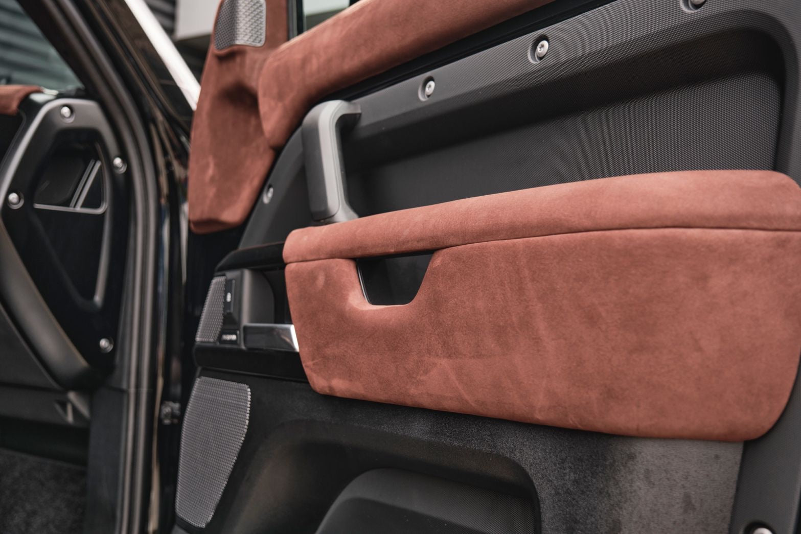 Defender P400e - Brown suede & vintage leather