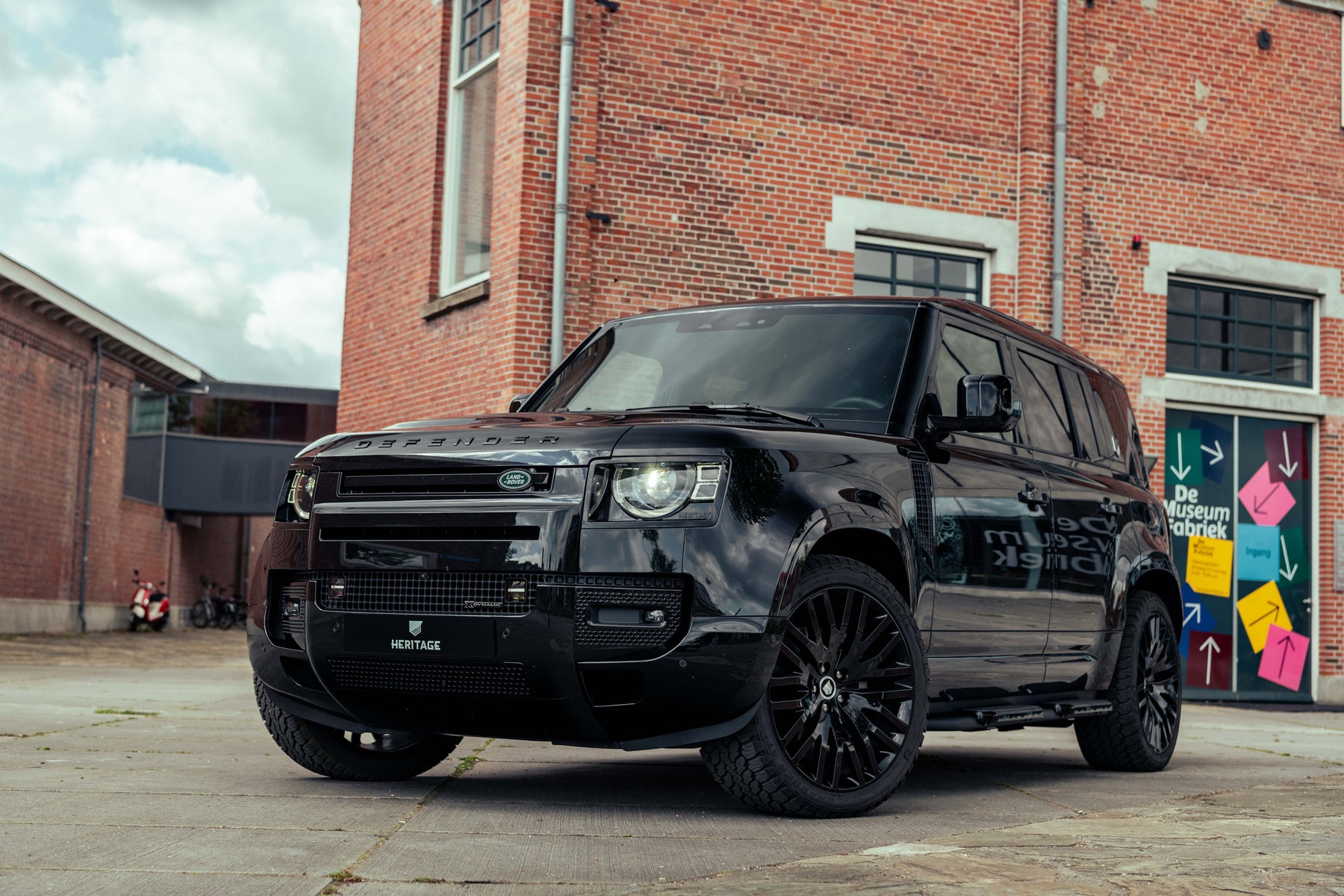 Defender P400e - Black & Brown