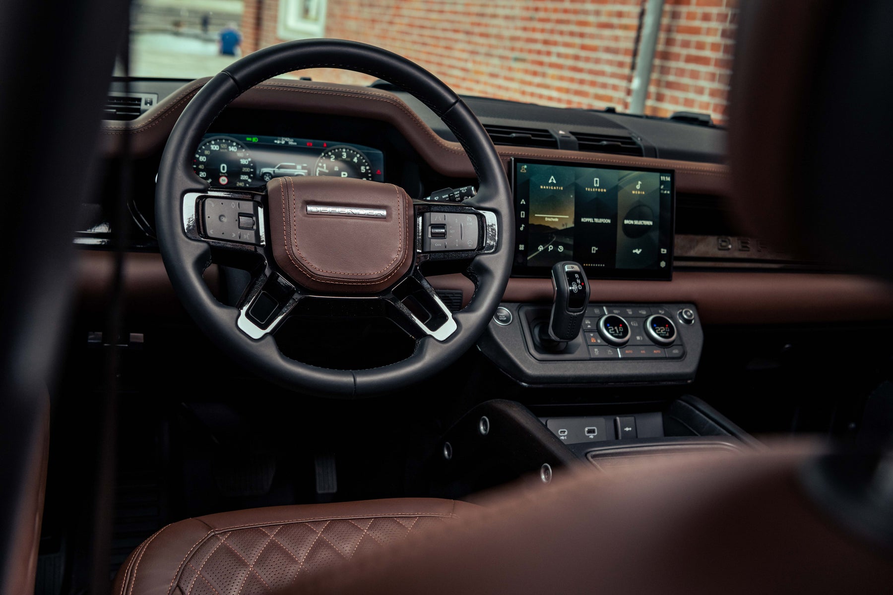 Defender P400e - Black & Brown