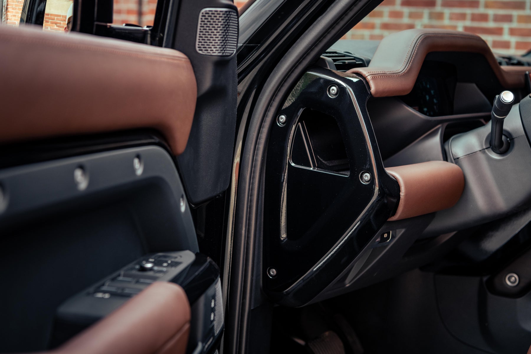 Defender P400e - Black & Brown