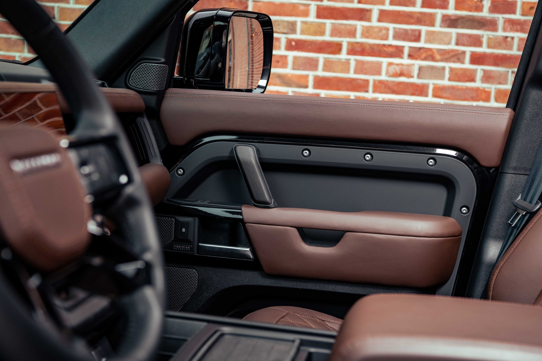 Defender P400e - Black & Brown