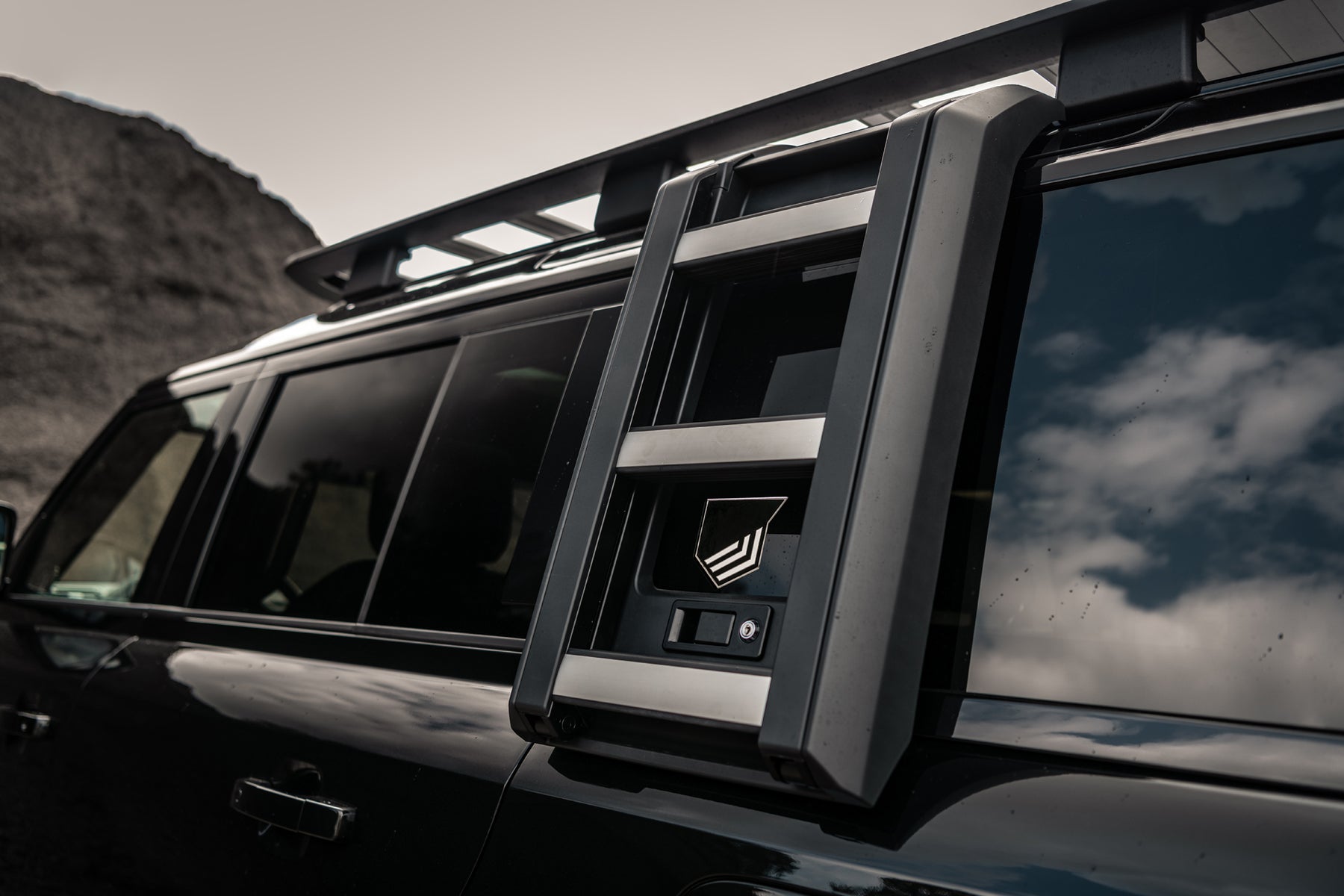 Defender 110 P400e - Supersonic Black