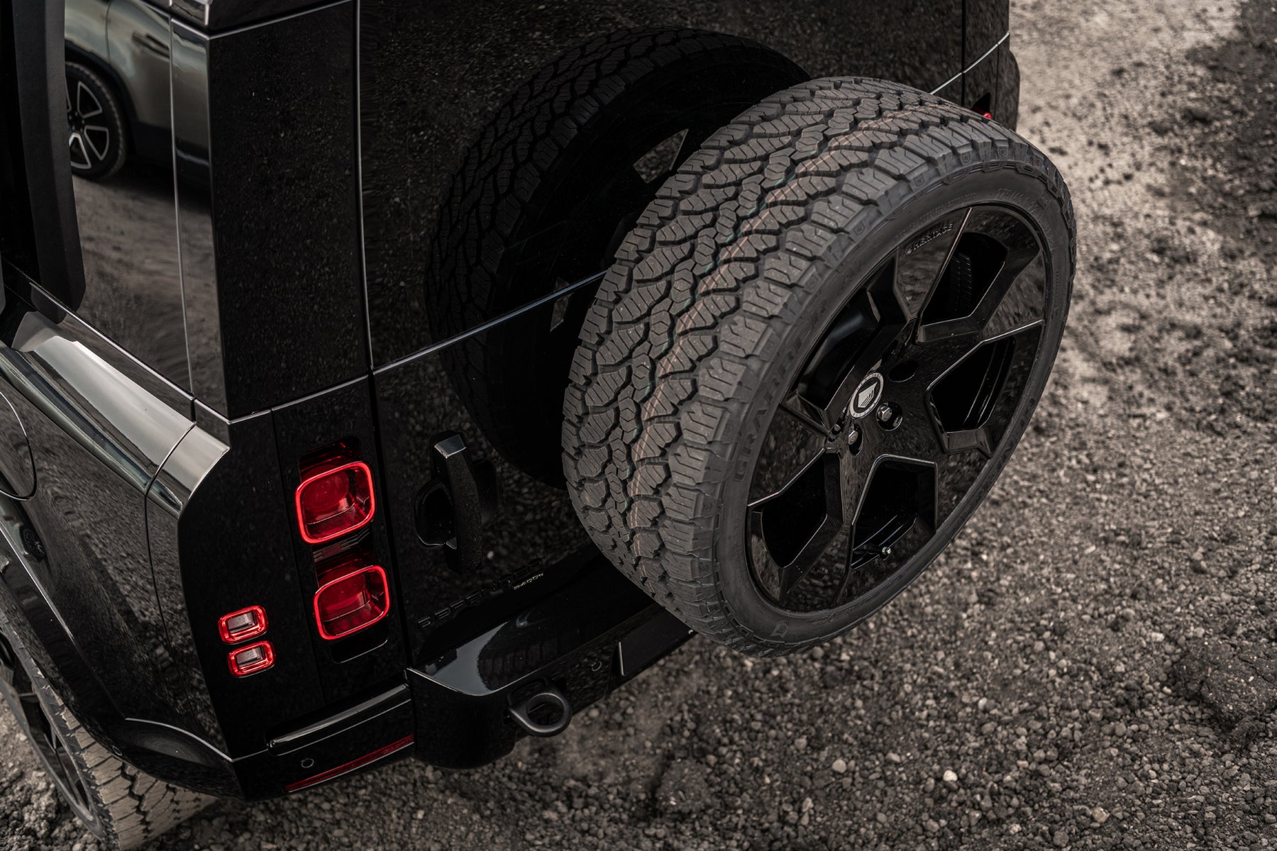 Defender 110 P400e - Supersonic Black