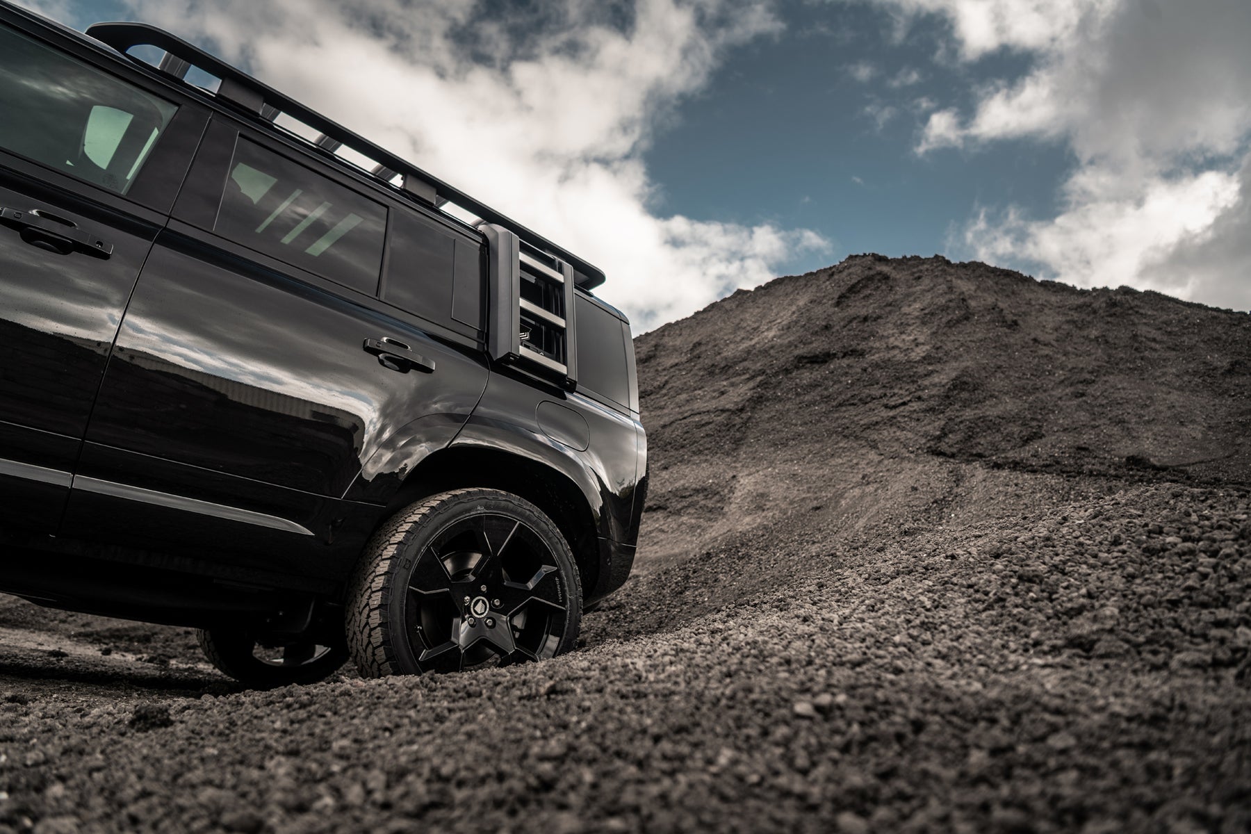 Defender 110 P400e - Supersonic Black