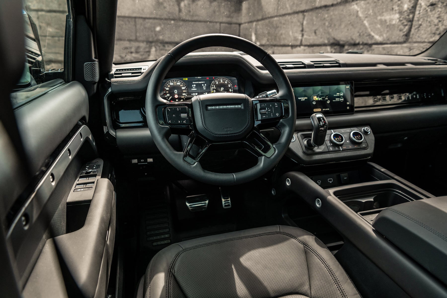 Defender 110 P400e - Supersonic Black