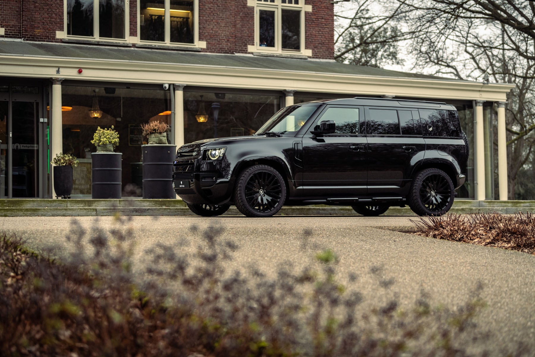 Defender P400e - Black & Majestic Brown