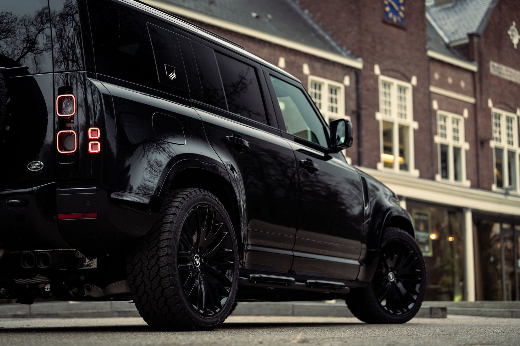 Defender P400e - Black & Majestic Brown