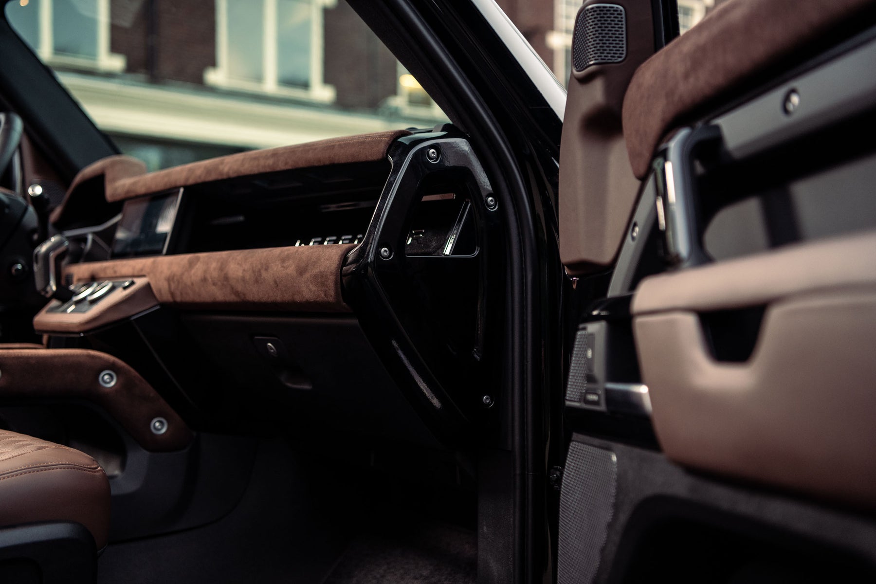 Defender P400e - Black & Majestic Brown