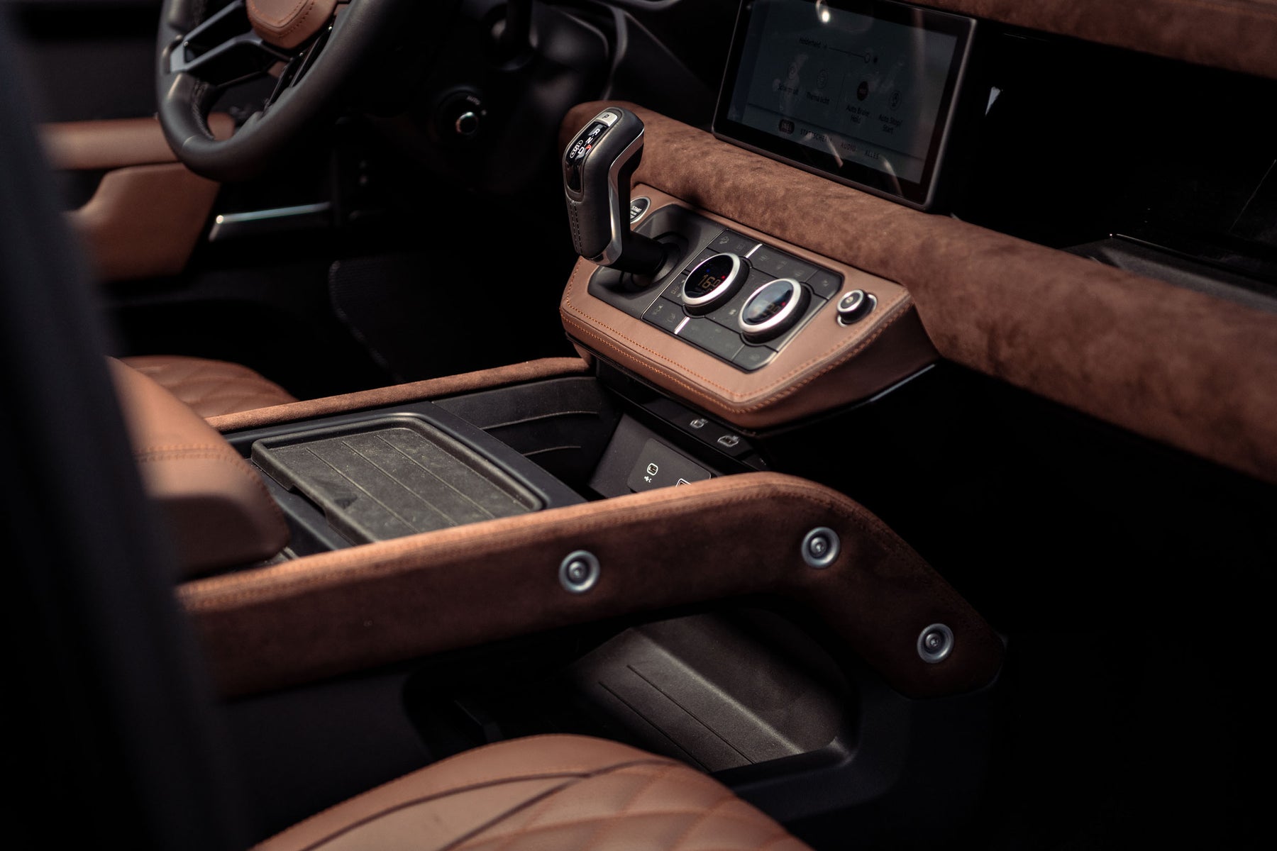 Defender P400e - Black & Majestic Brown