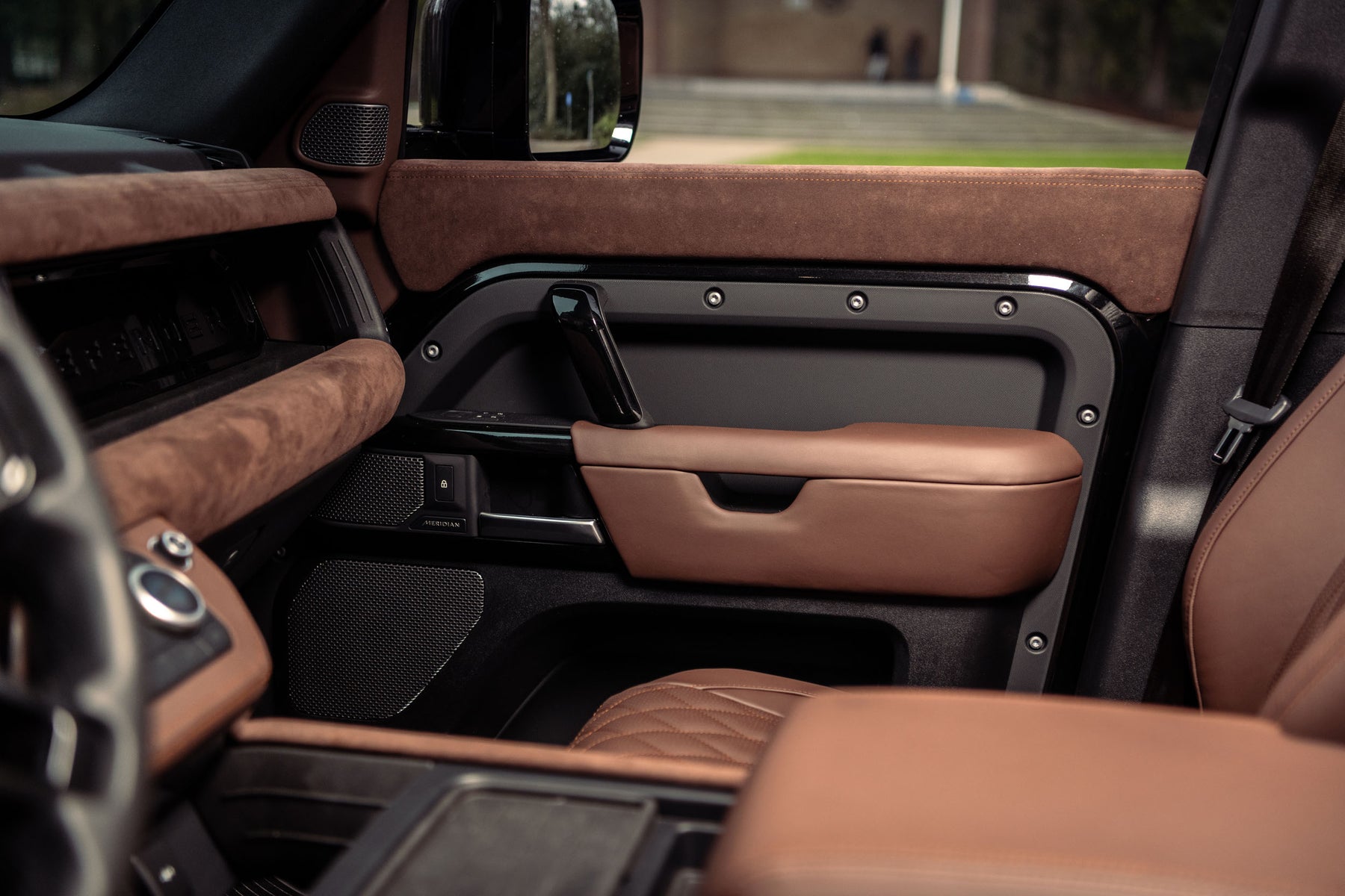 Defender P400e - Black & Majestic Brown