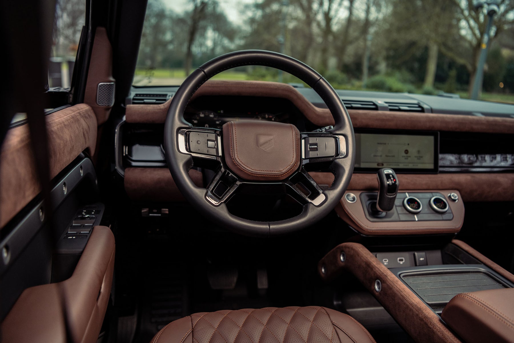 Defender P400e - Black & Majestic Brown