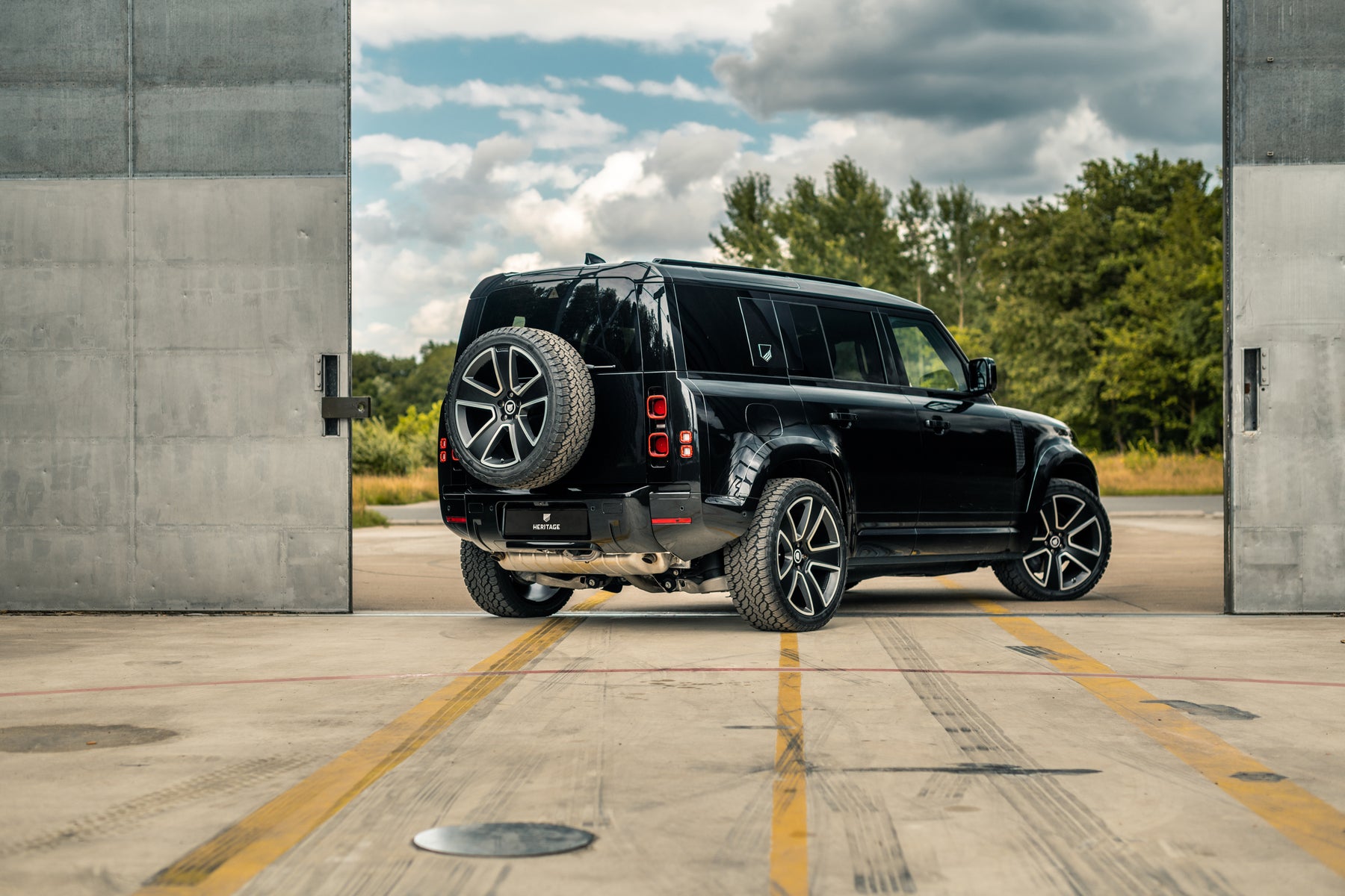 Defender 110 - Santorini black alcantara