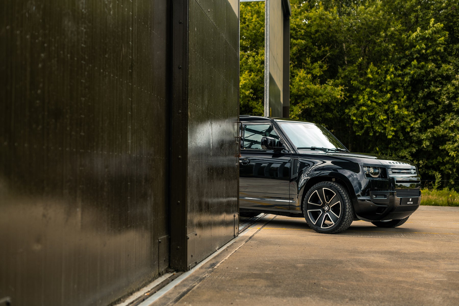 Defender 110 - Santorini black alcantara