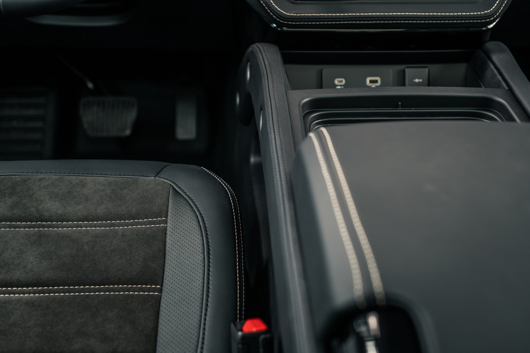 Defender 110 - Santorini black alcantara