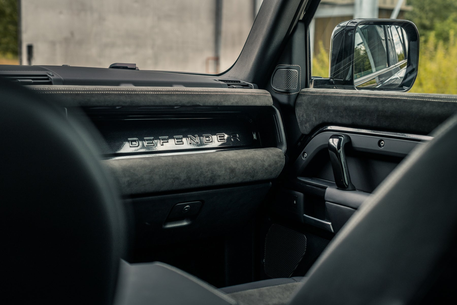 Defender 110 - Santorini black alcantara