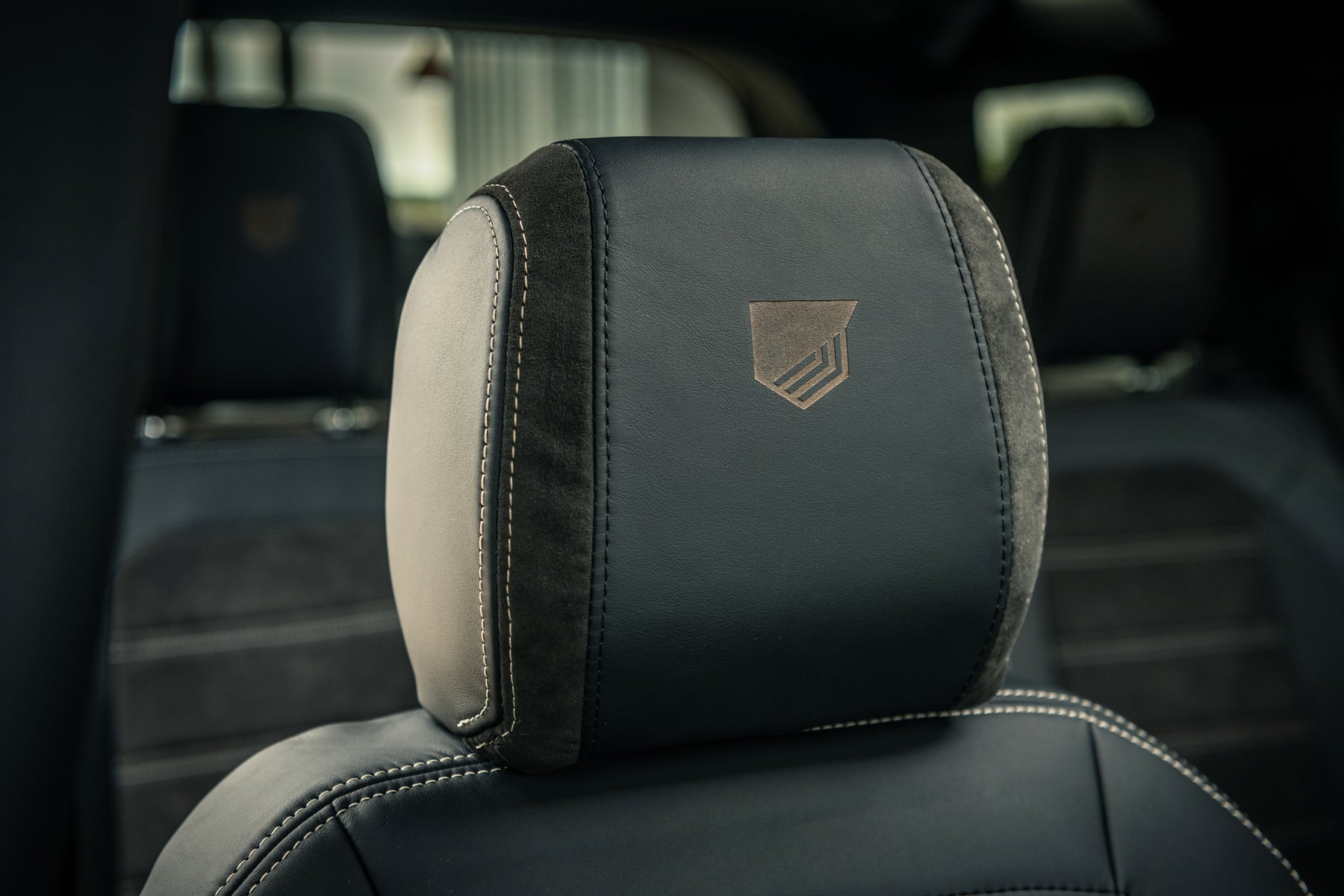 Defender 110 - Santorini black alcantara
