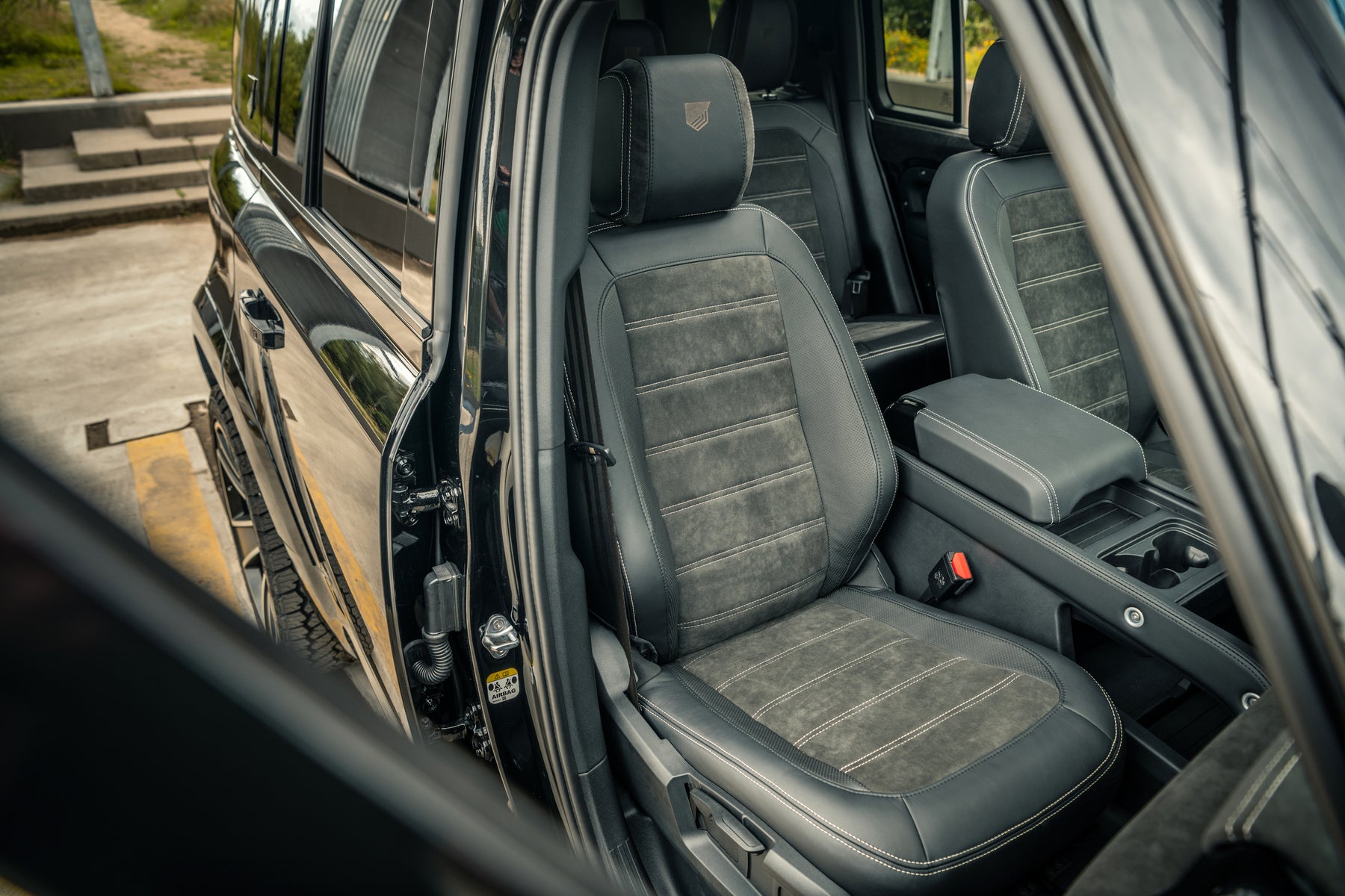 Defender 110 - Santorini black alcantara