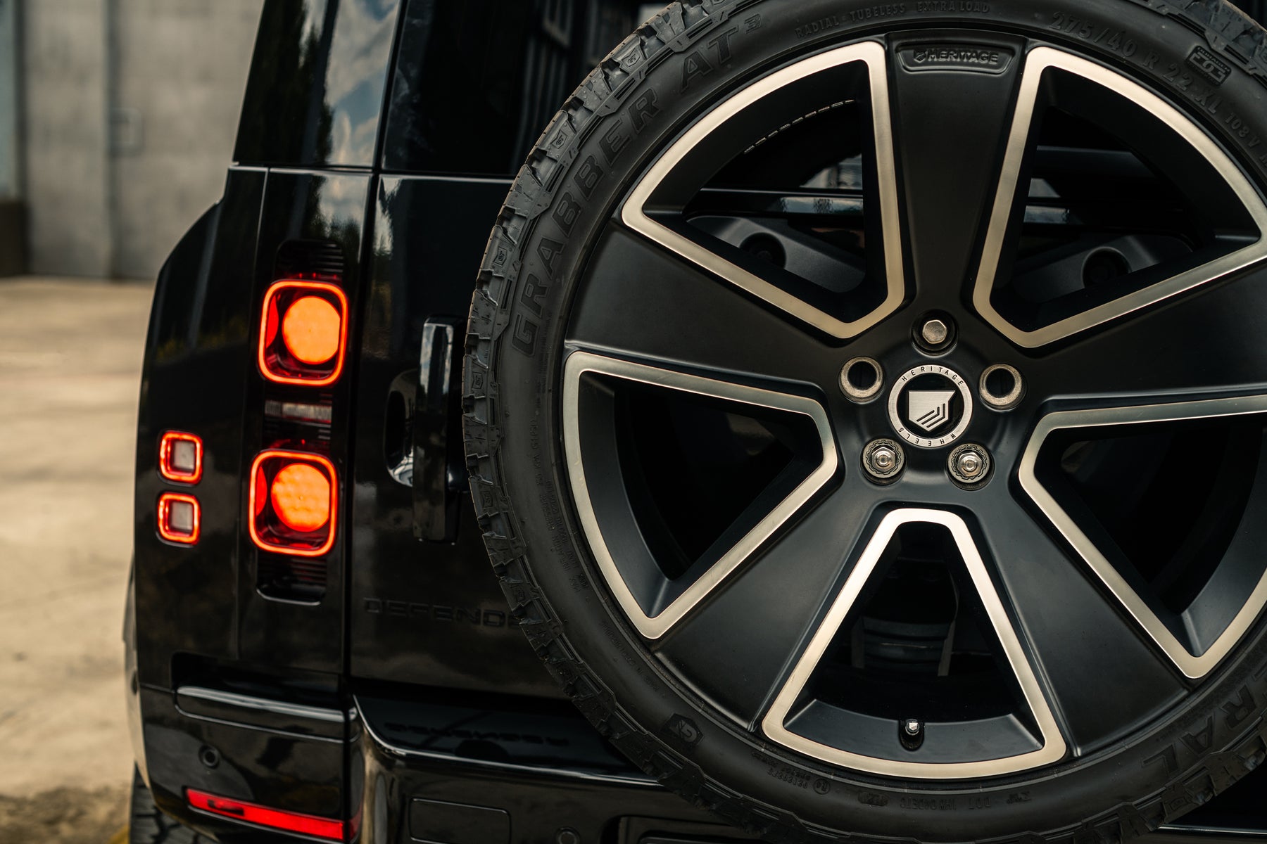 Defender 110 - Santorini black alcantara