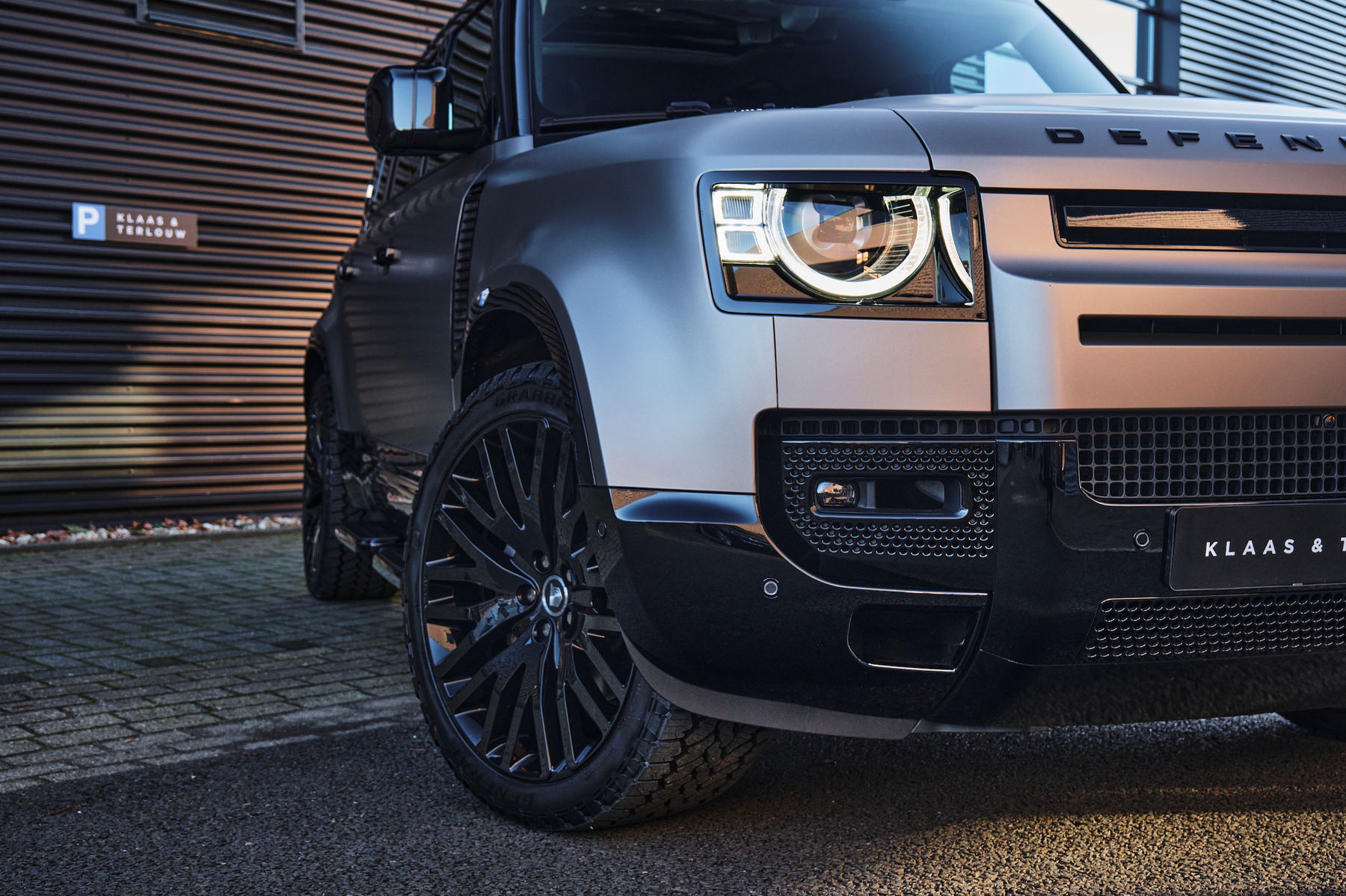 Defender P400e - Lantau bronze