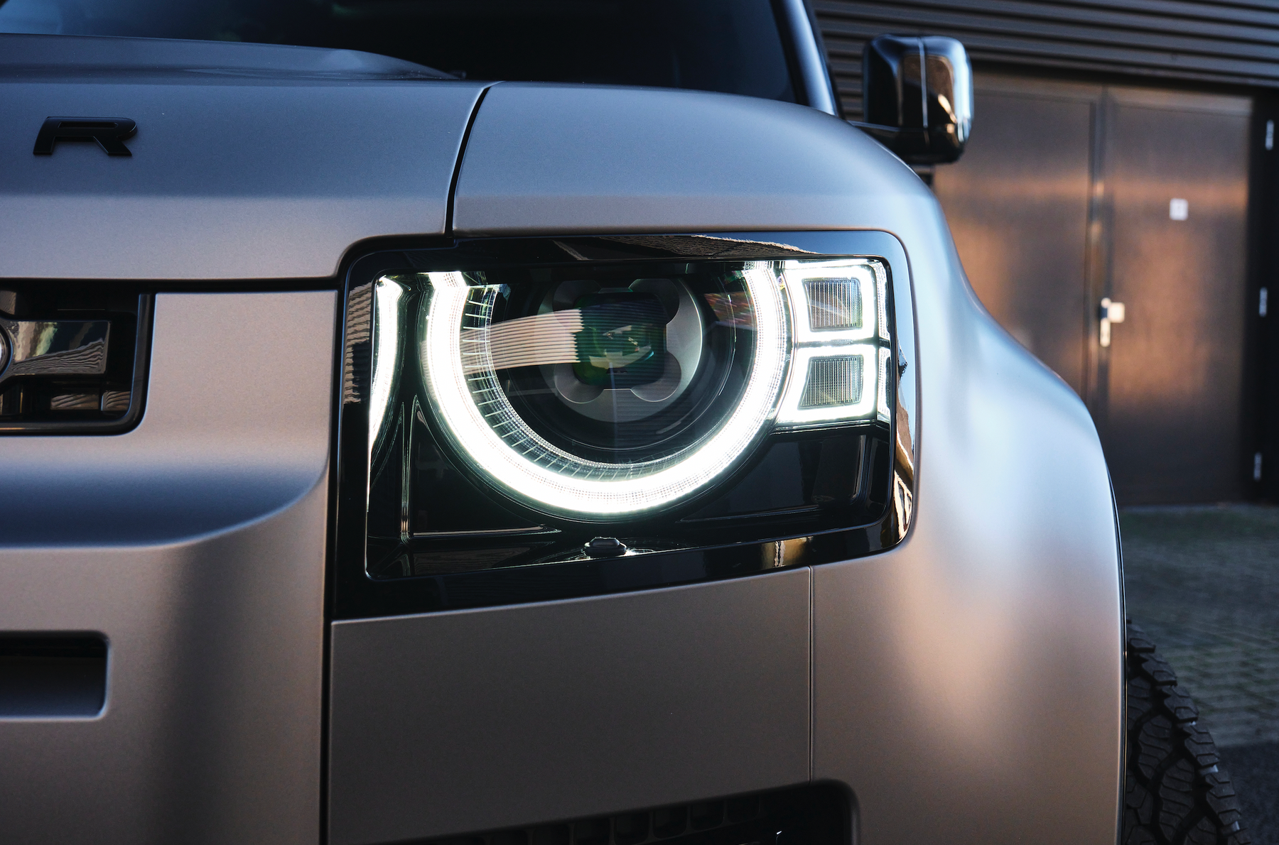 Defender P400e - Lantau bronze