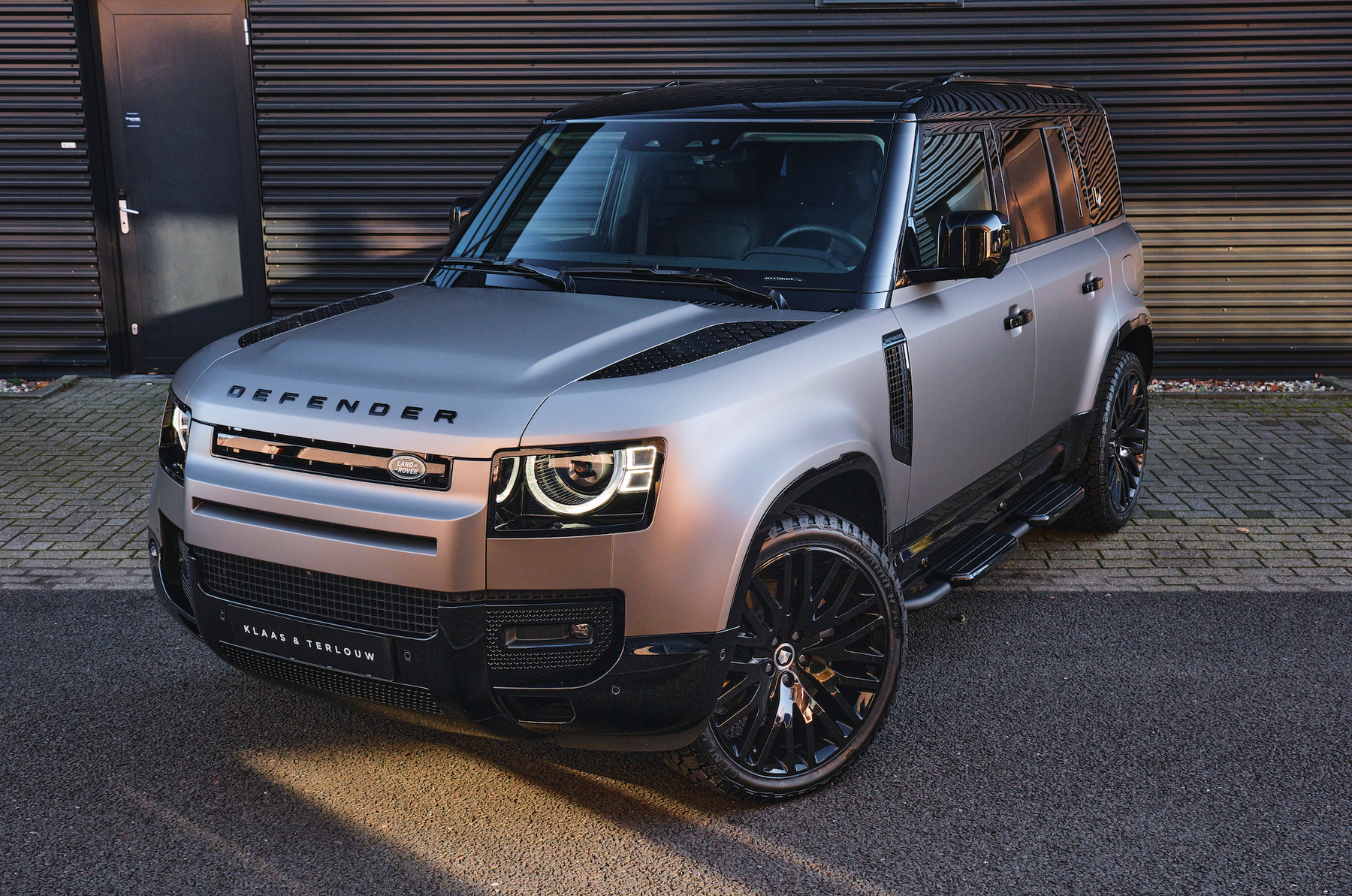 Defender P400e - Lantau bronze