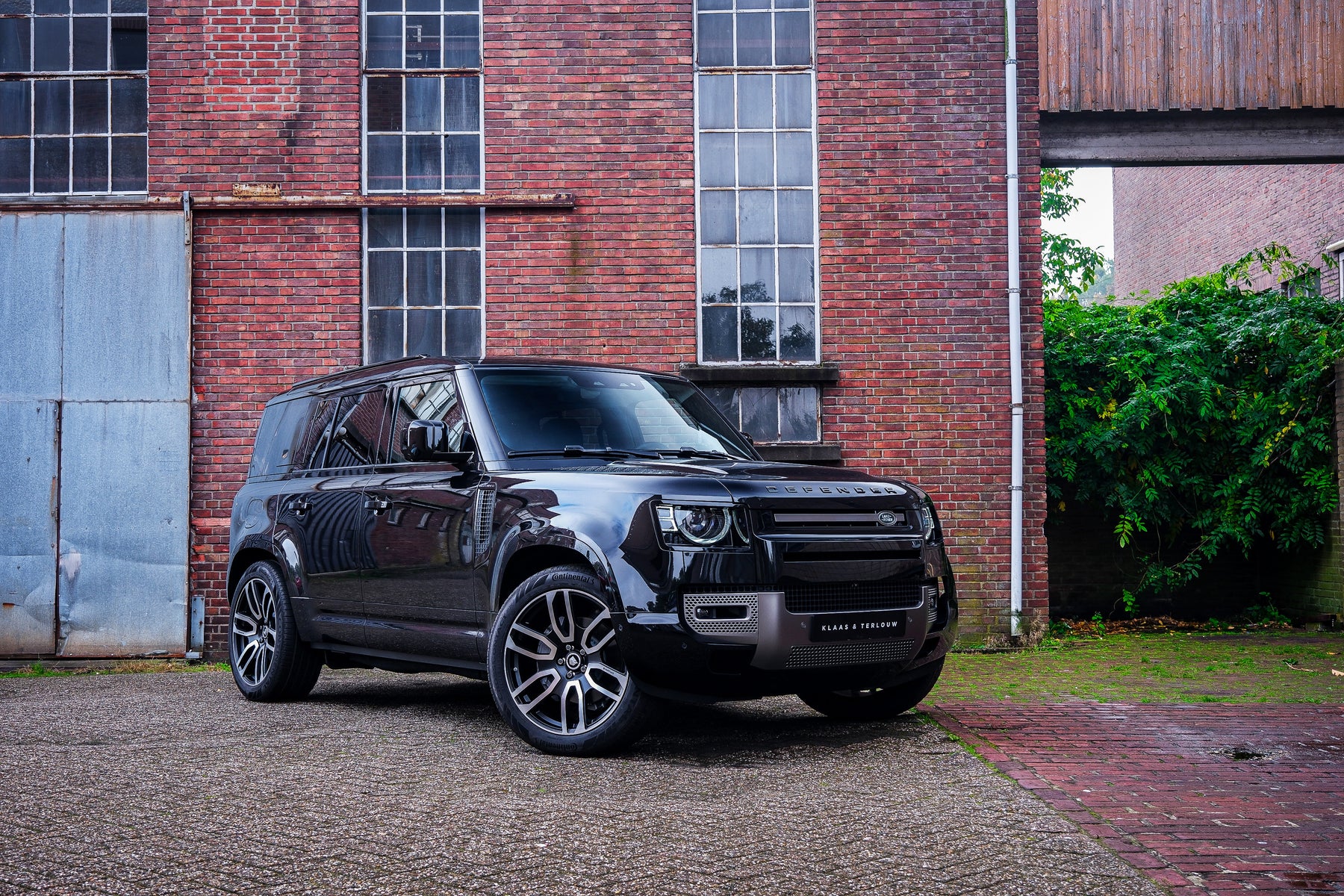 Defender 110 P400e - Santorini black