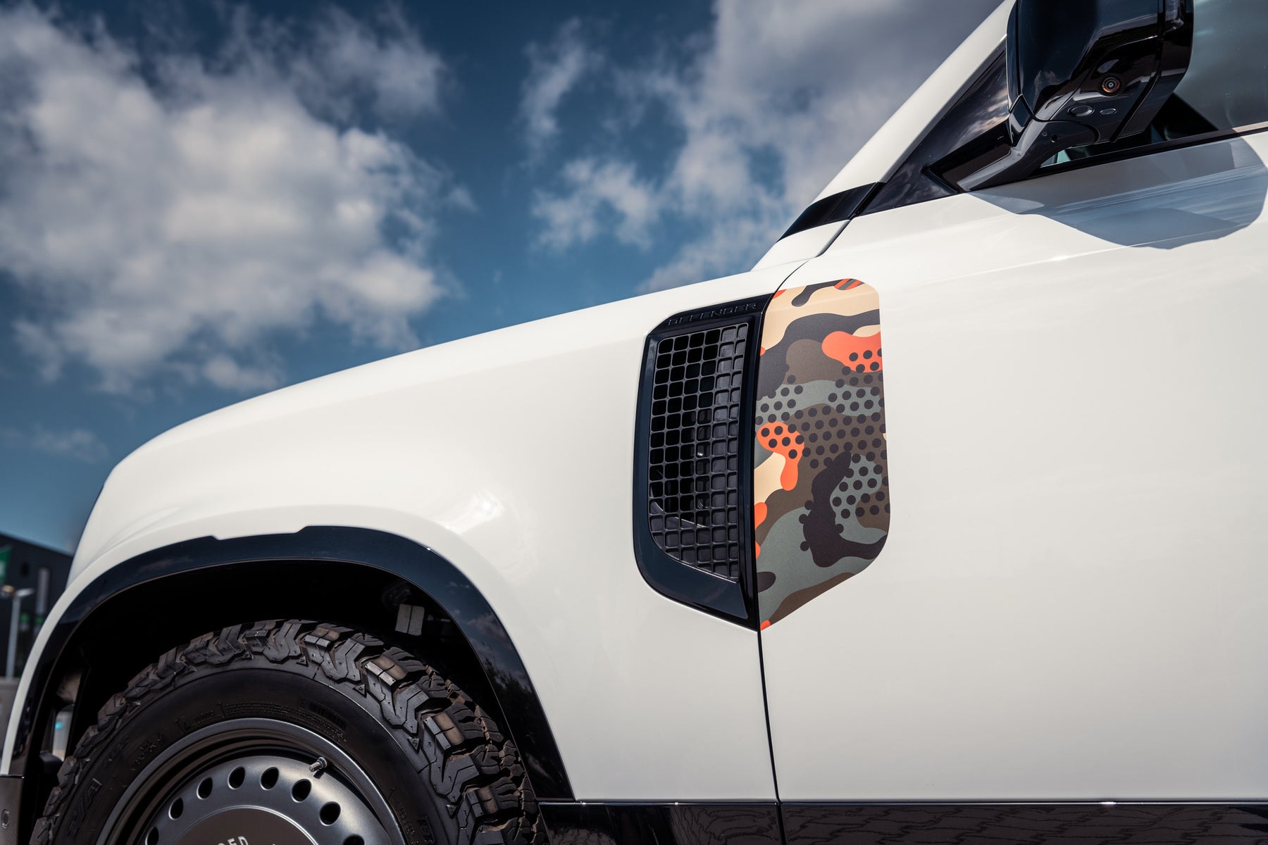 Defender 110 P400e - Camo commercial