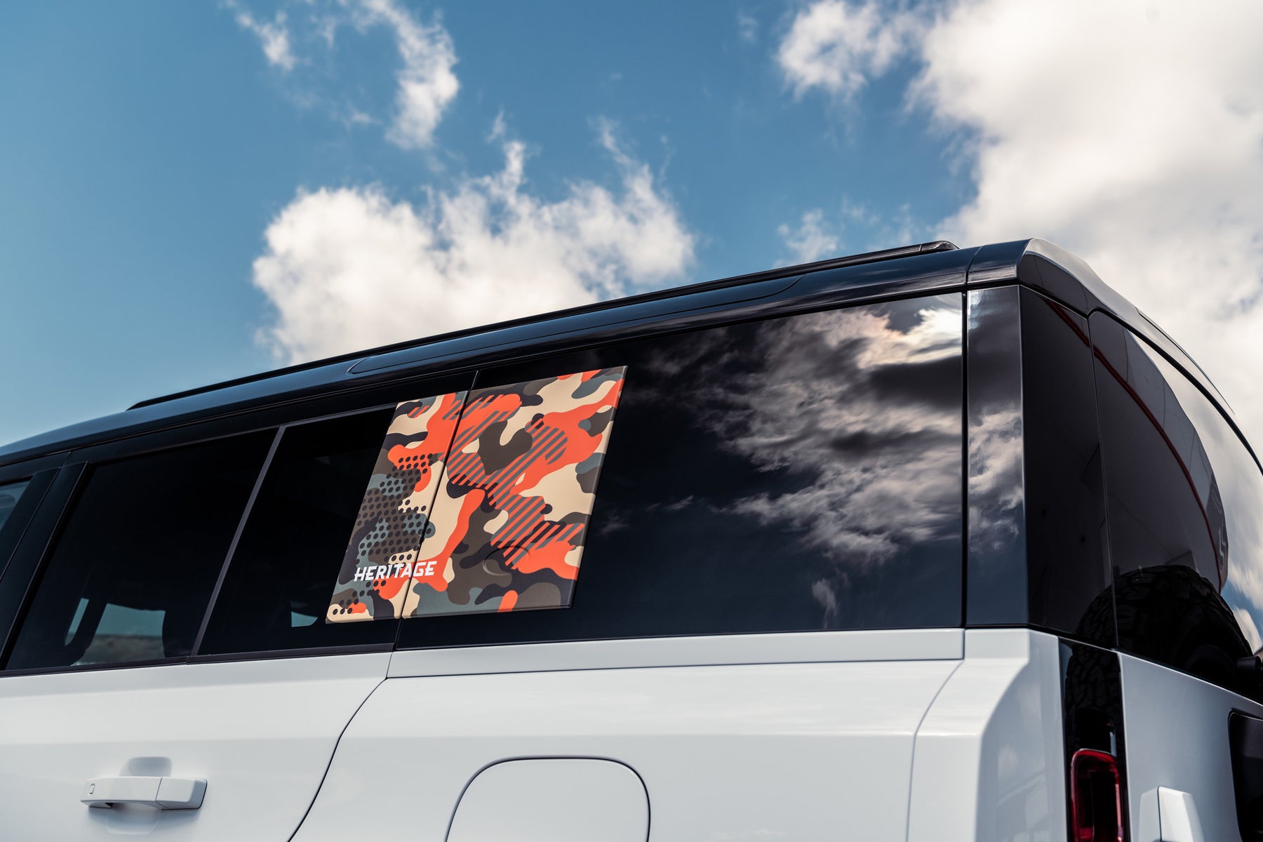Defender 110 P400e - Camo commercial