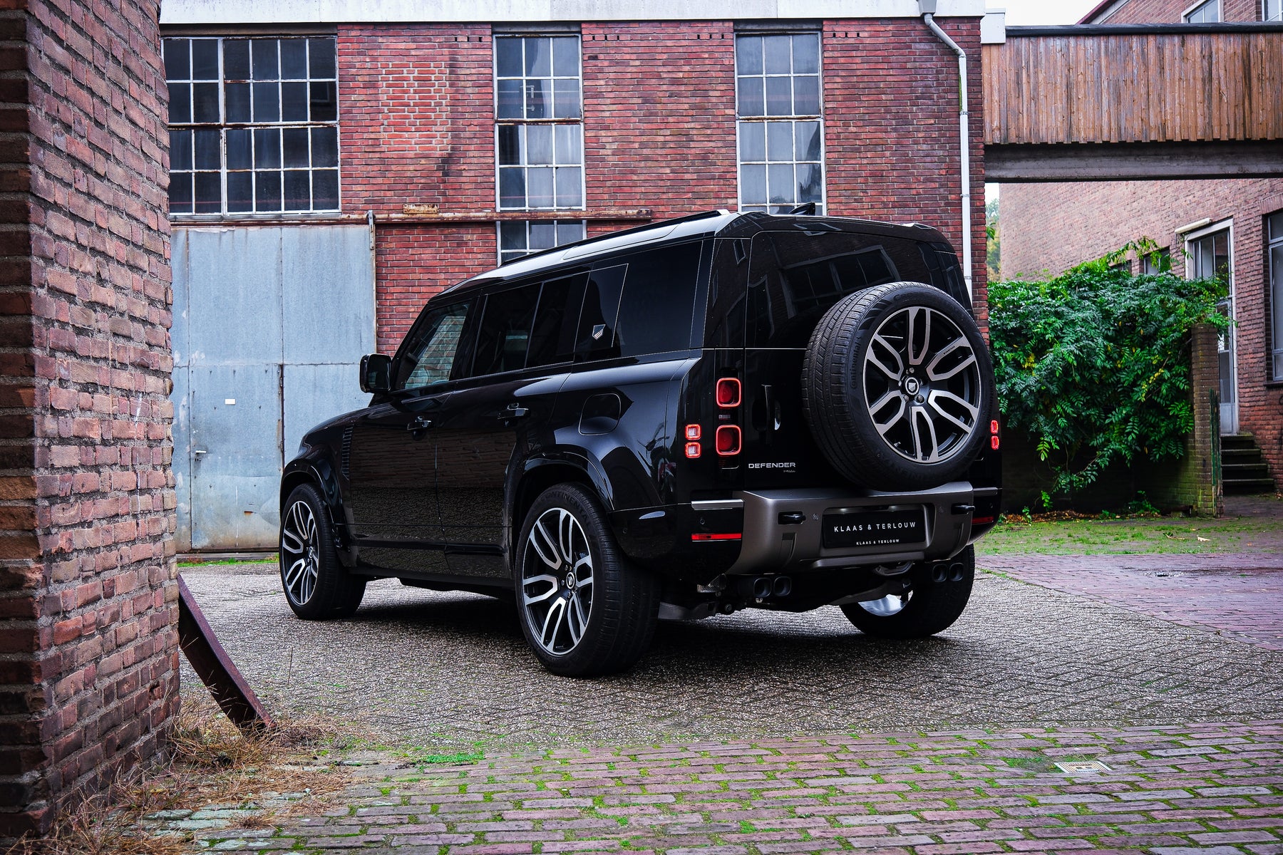 Defender 110 P400e - Santorini black
