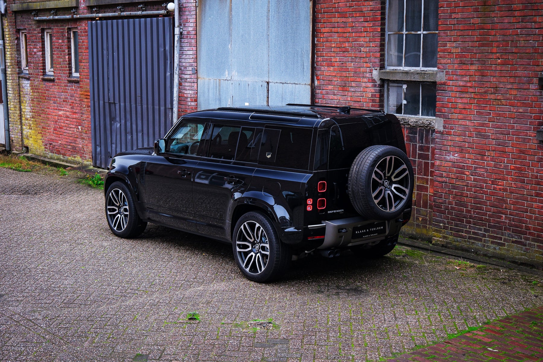 Defender 110 P400e - Santorini black