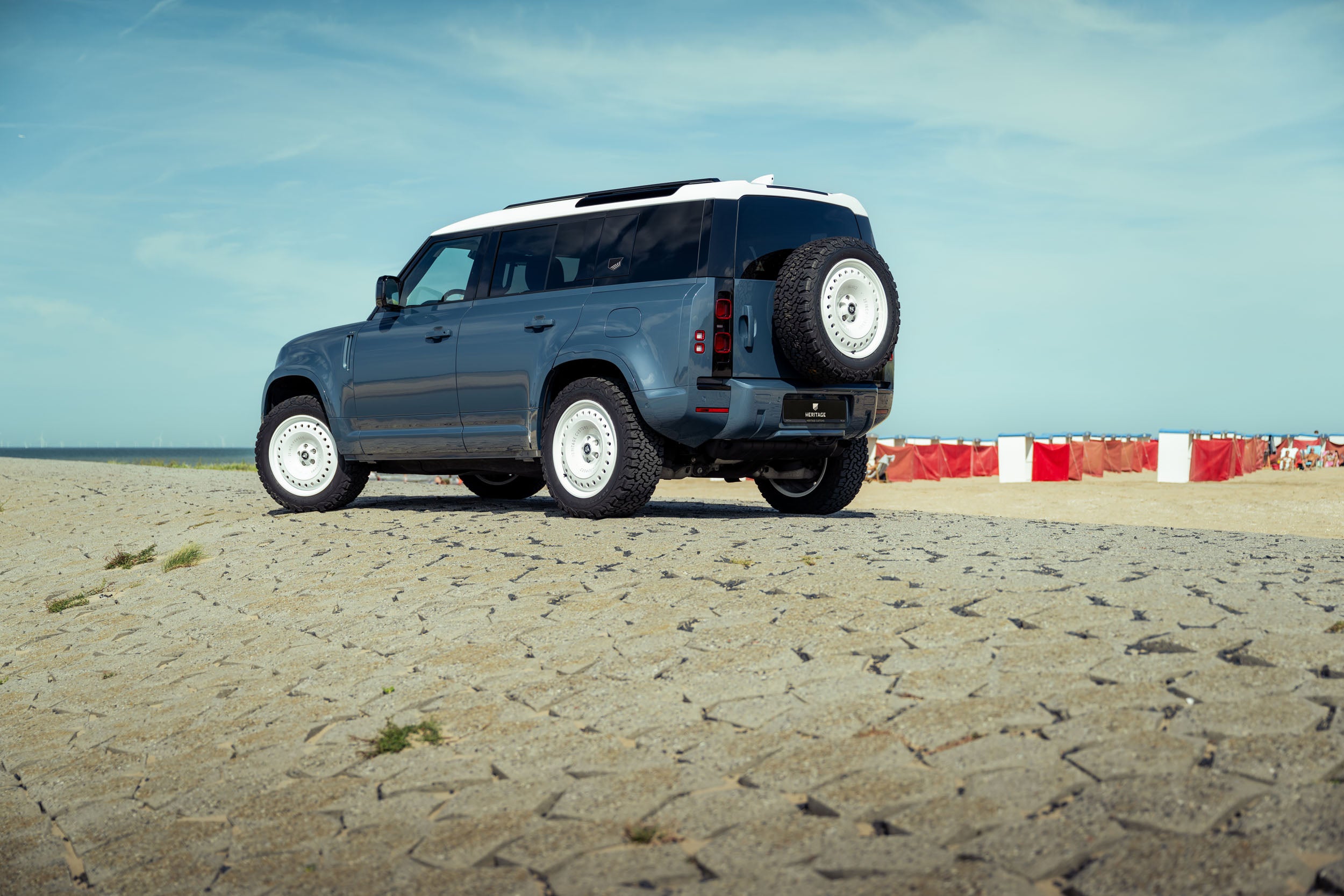 Defender 110 P400e - Tasman blue with white roof