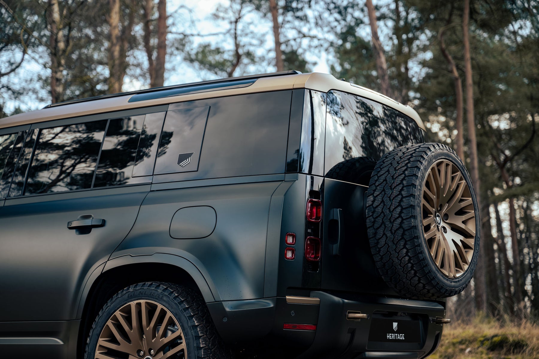 Defender 110 P400e - Satin Moss & frozen bronze