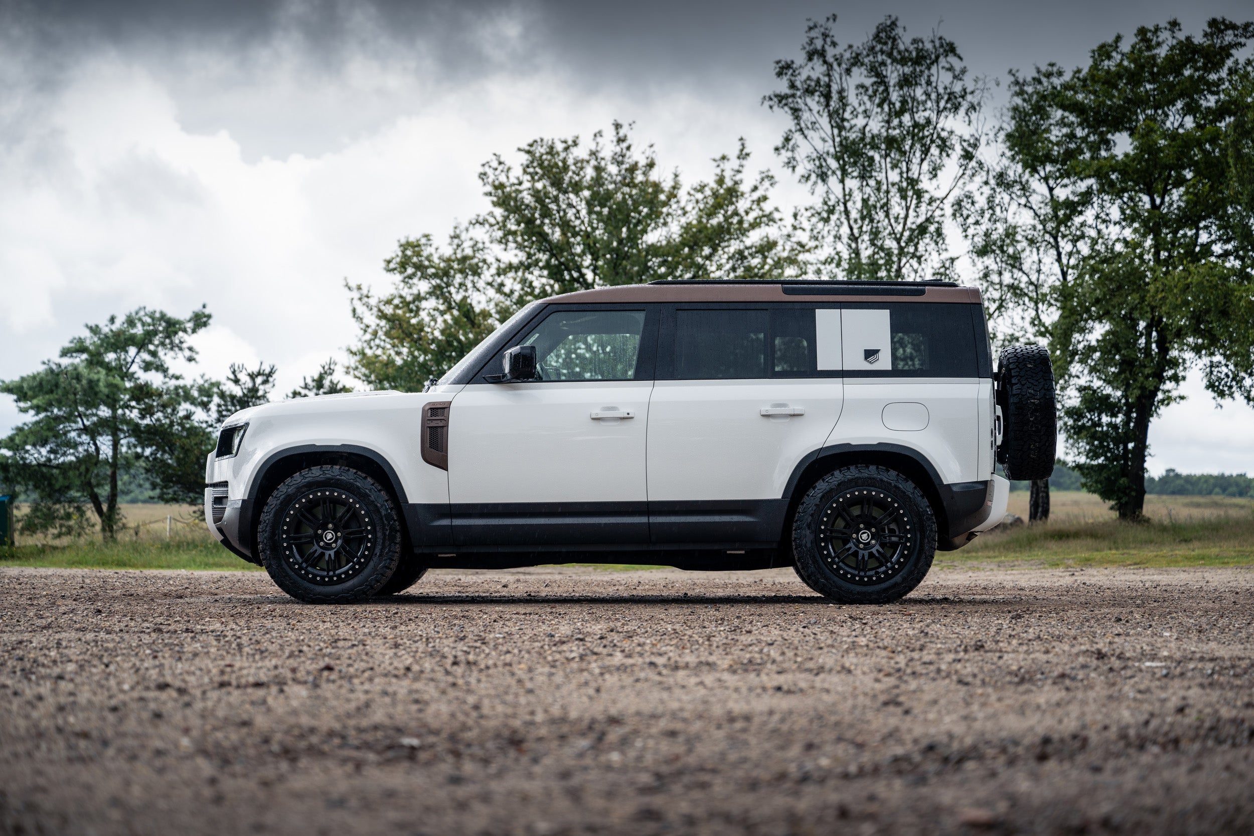 Defender 110 P400e - Fuji white and bronze