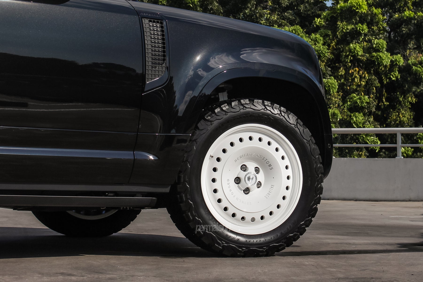 Defender 110 P400e - Santorini black white roof