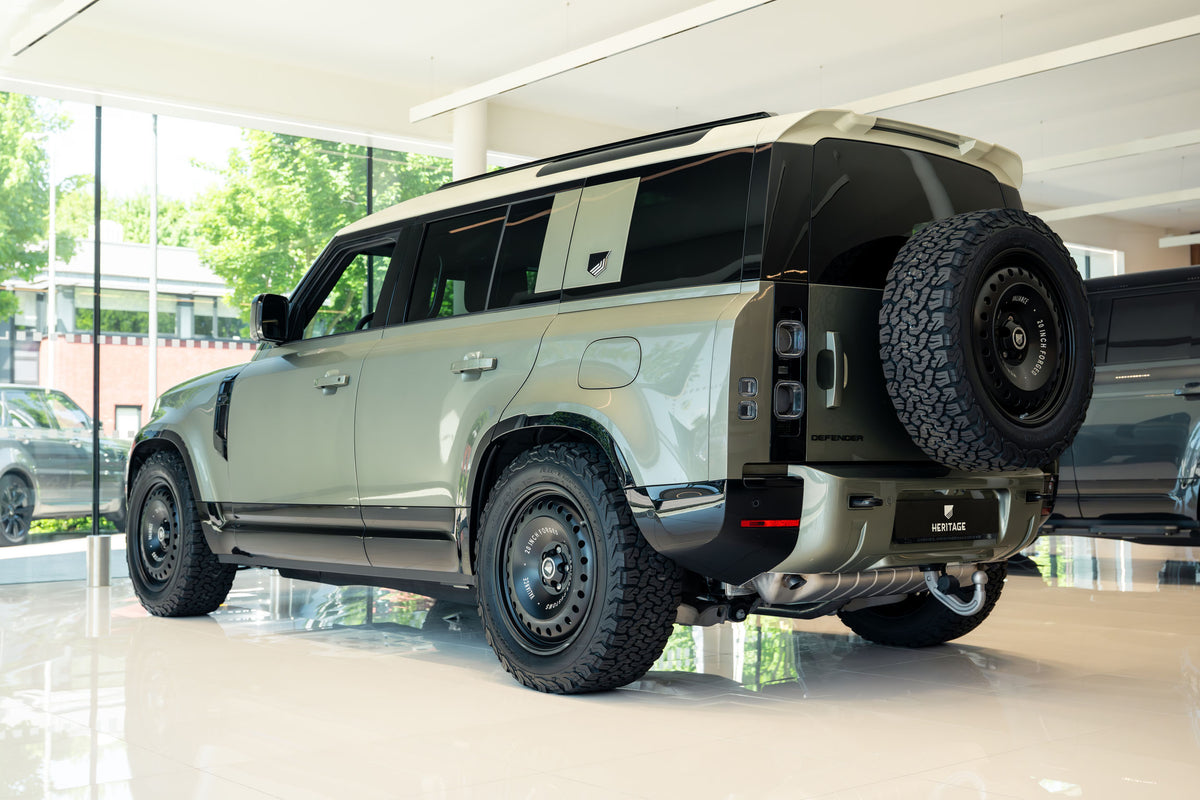 Defender 110 P300e - Pangea green - beige roof