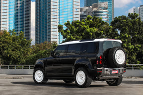 Defender 110 P400e - Santorini black white roof