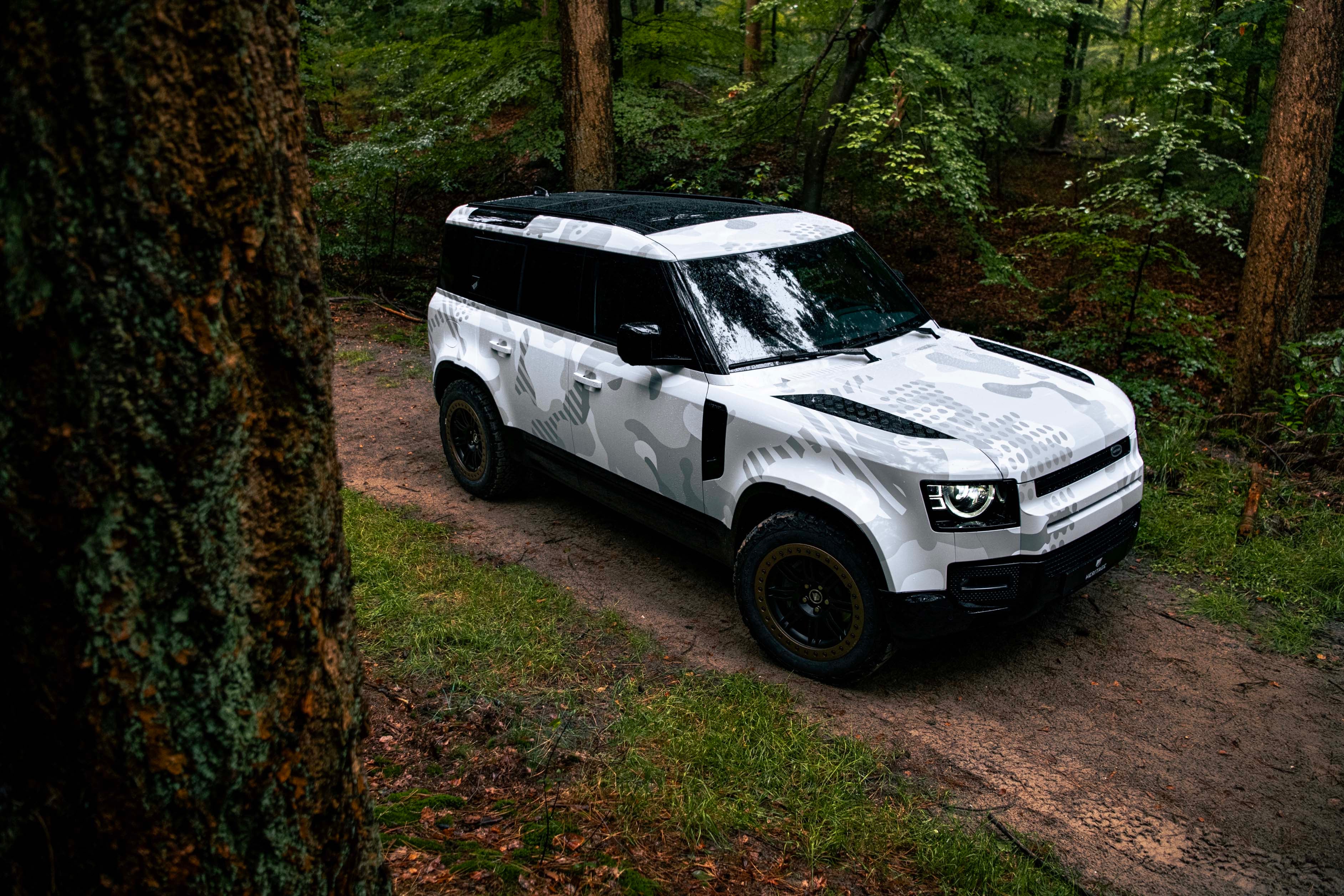 Defender 110 P400e - Camo fuji white