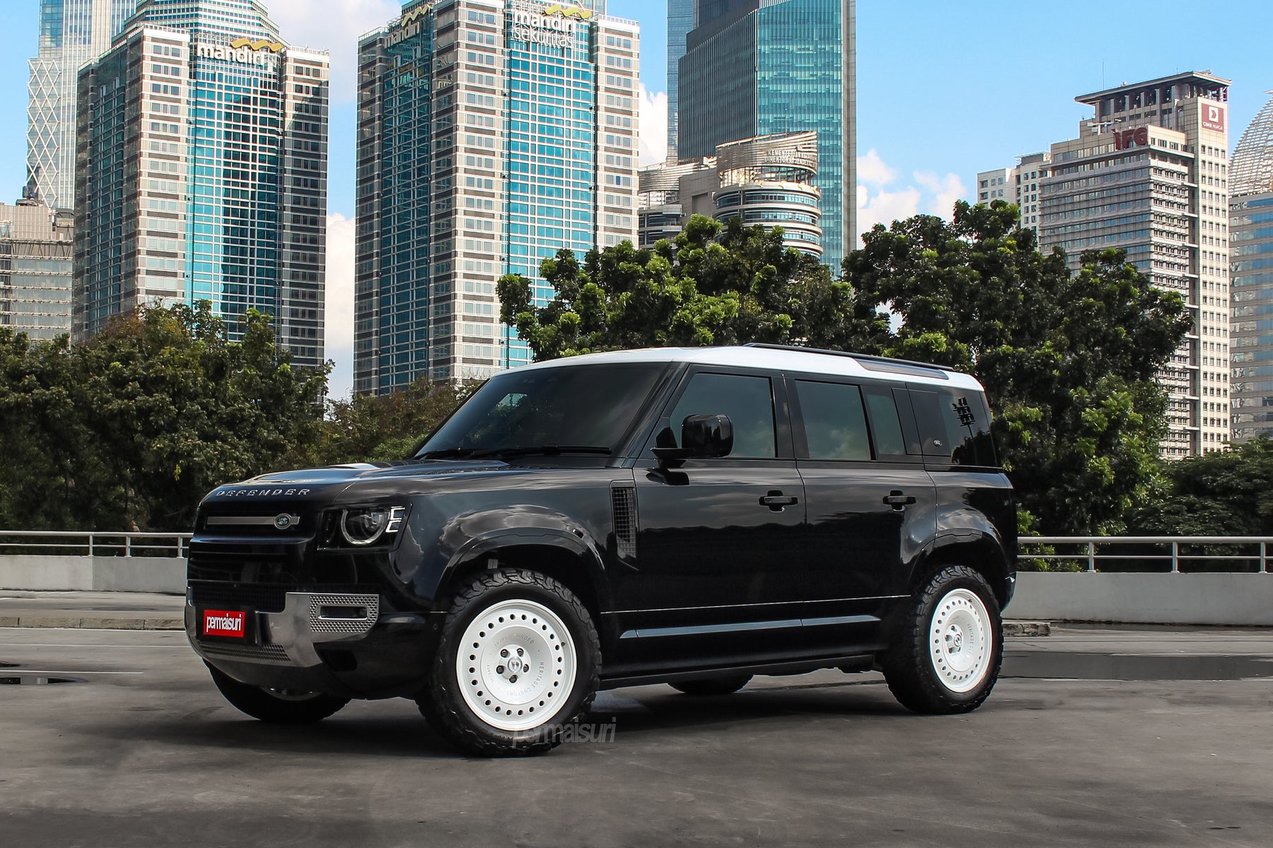 Defender 110 P400e - Santorini black white roof