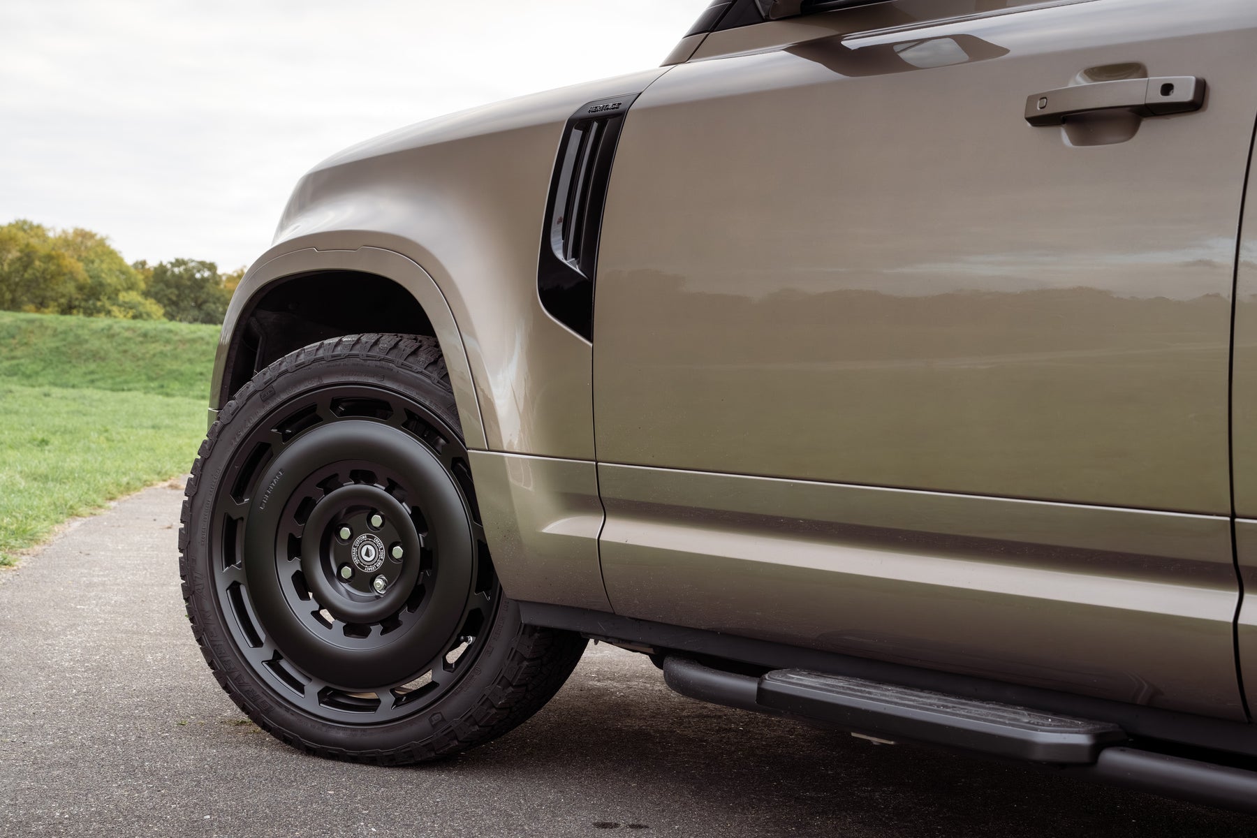 Defender 110 - P300e Gondwana stone