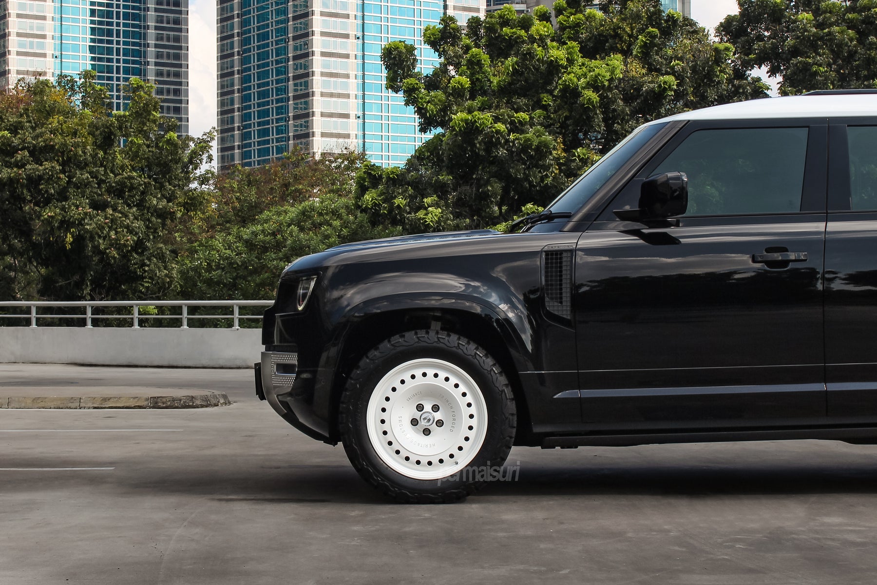 Defender 110 P400e - Santorini black white roof